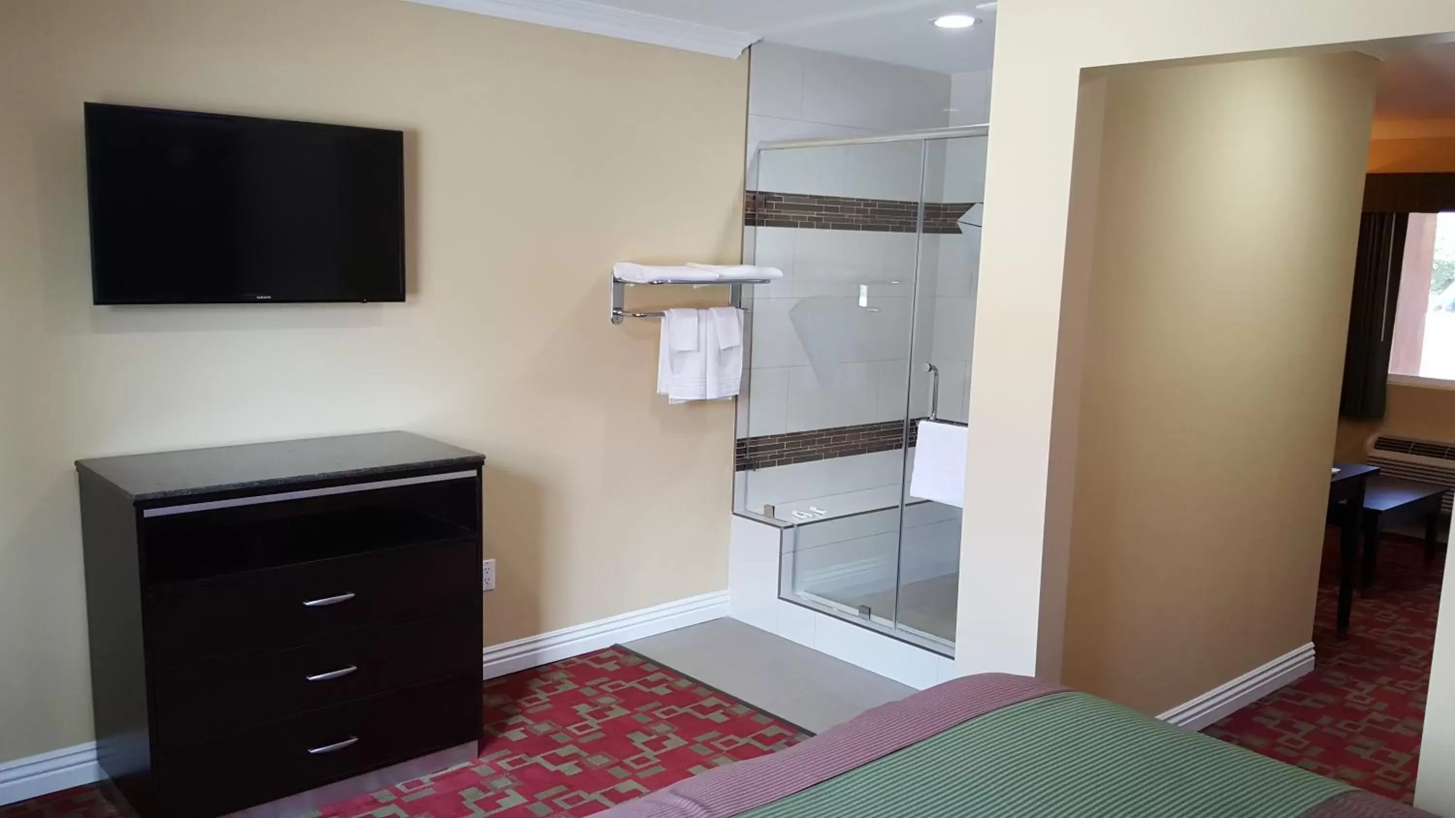 Bathroom, TV/Entertainment Center in Travelodge Inn & Suites by Wyndham Bell Los Angeles Area