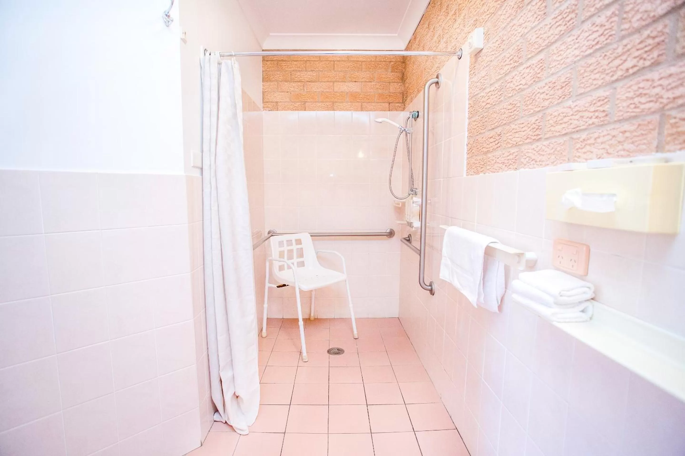 Bathroom in Golden Chain Aalana Motor Inn