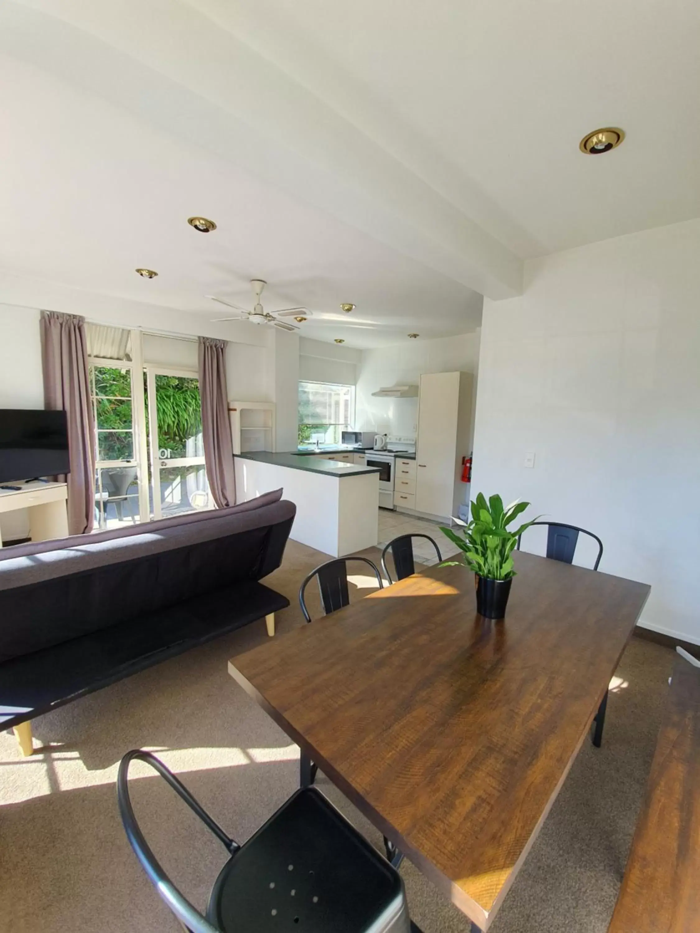 Seating area, Dining Area in U Studios Paraparaumu Beach