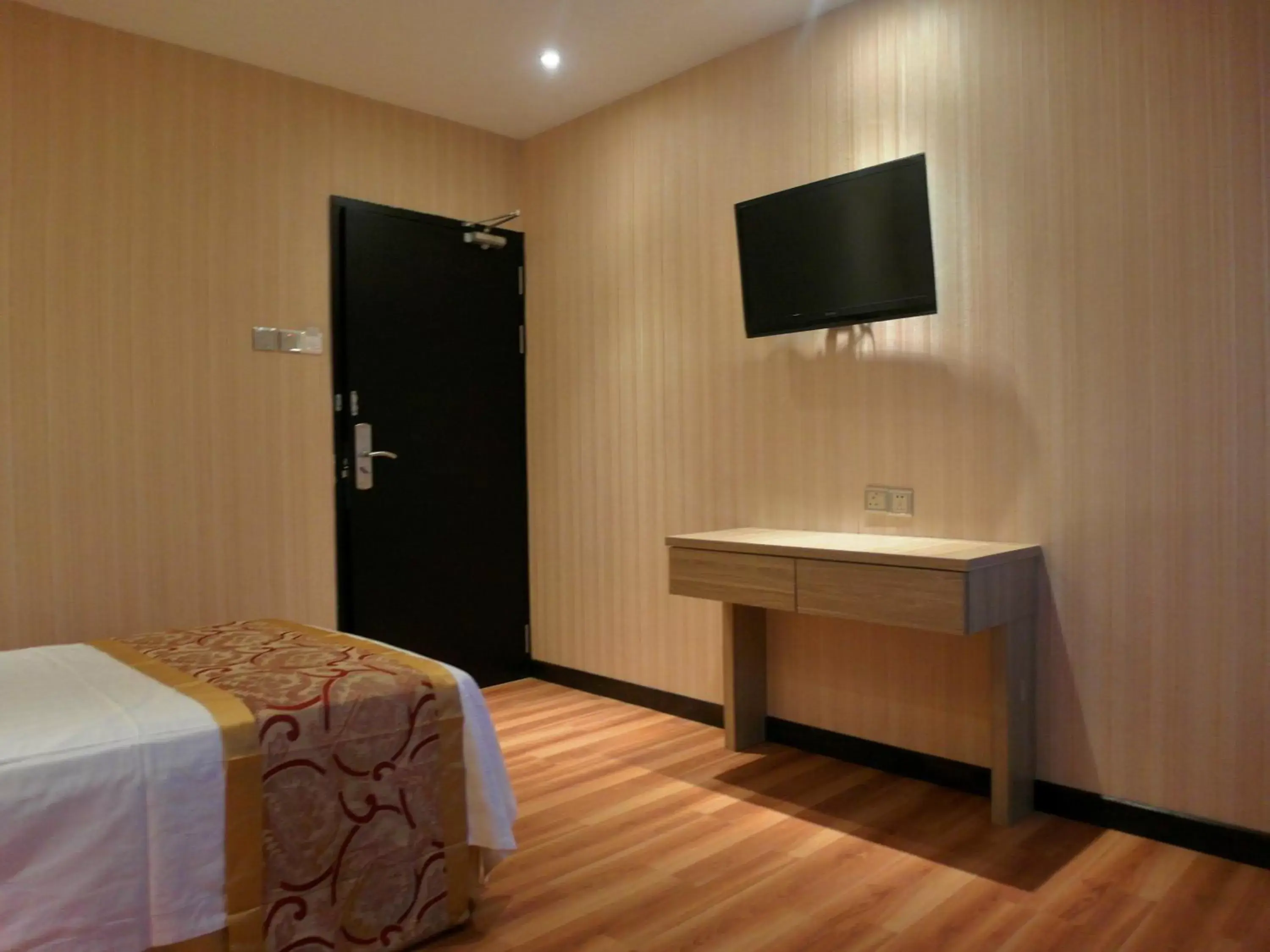 Bedroom, TV/Entertainment Center in Mandarin Hotel Kota Kinabalu