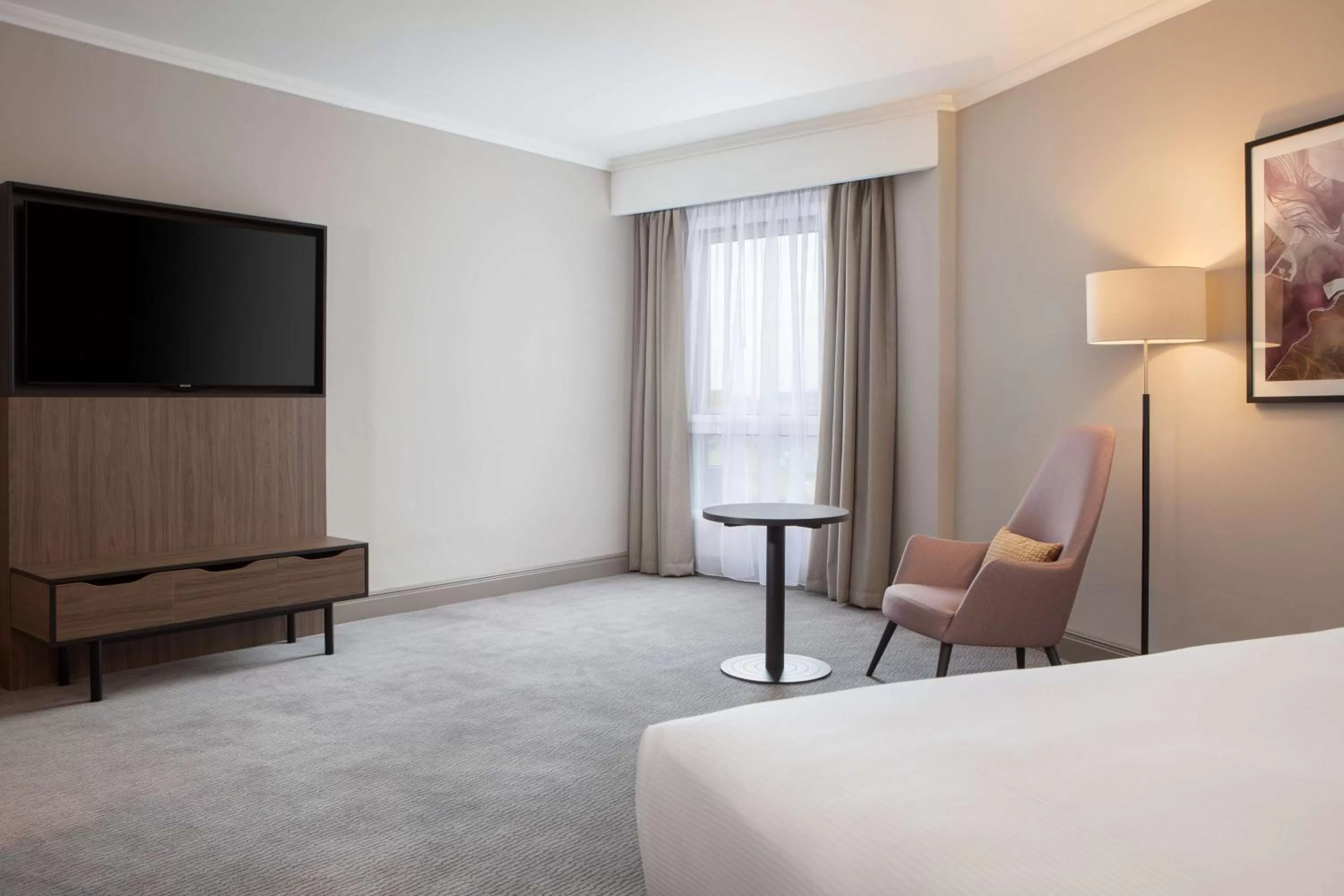 Living room, Bed in DoubleTree by Hilton Dartford Bridge