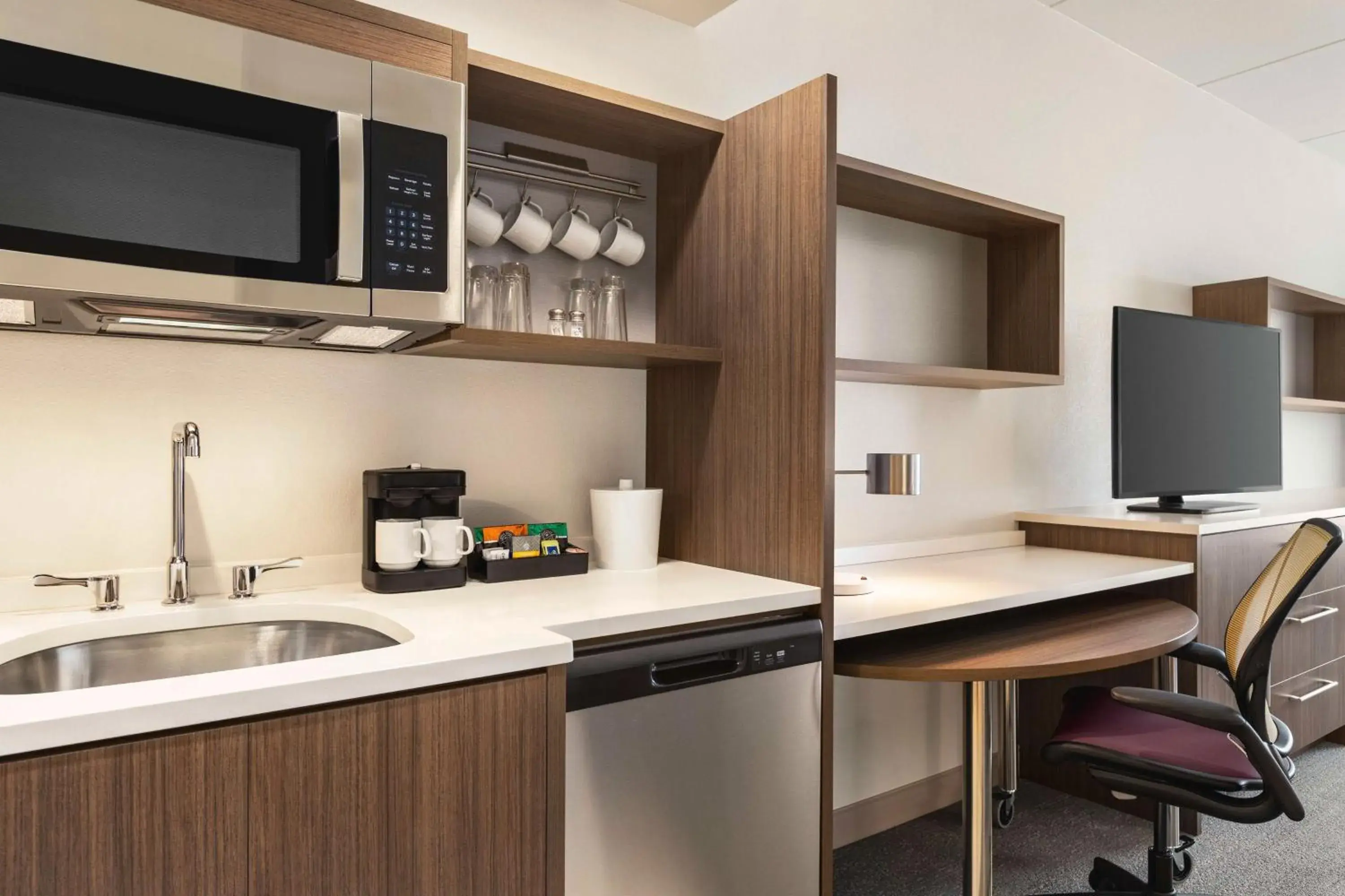 Bedroom, Kitchen/Kitchenette in Home2 Suites By Hilton Leesburg, Va