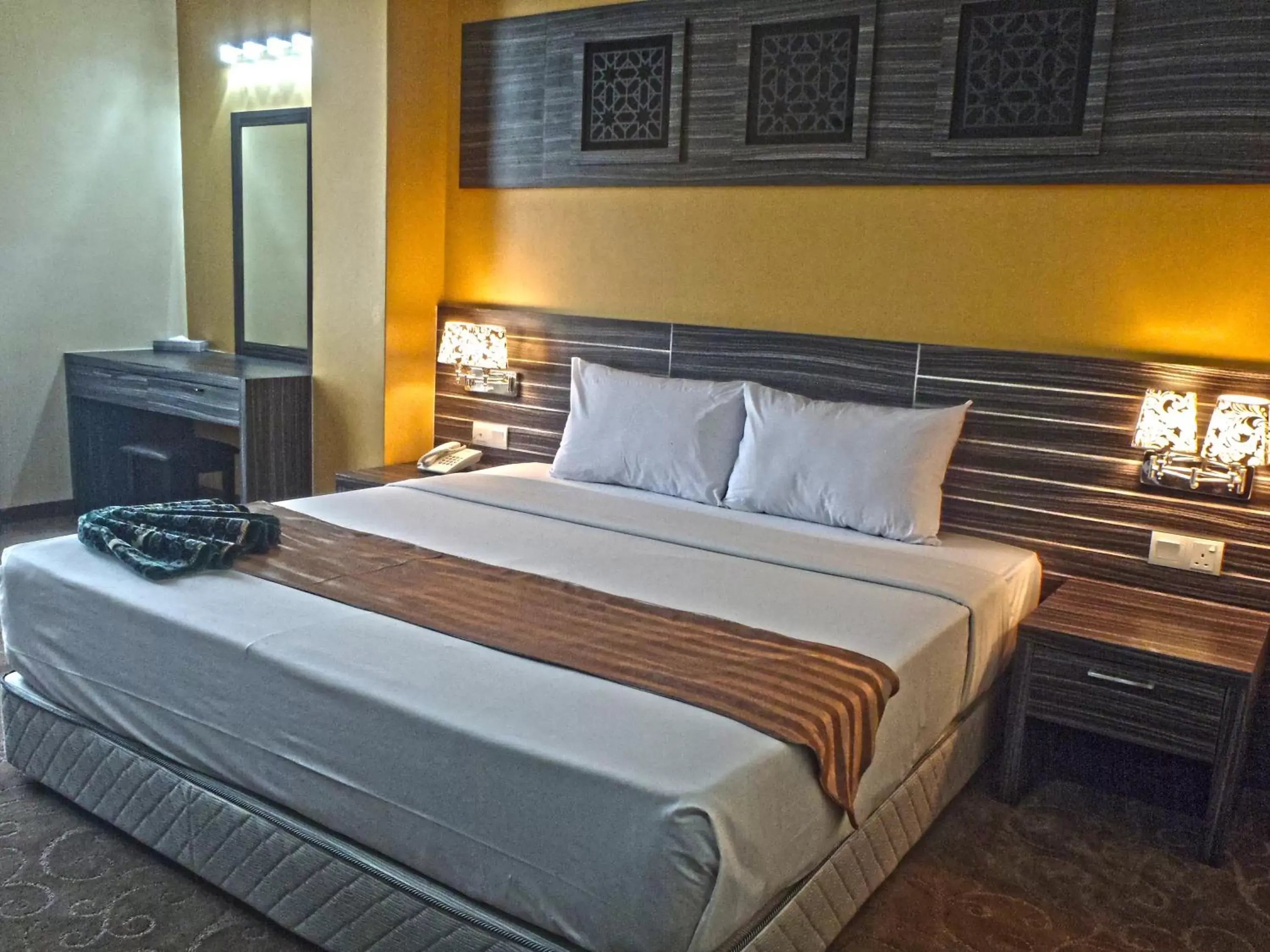 Bed in HIG Hotel