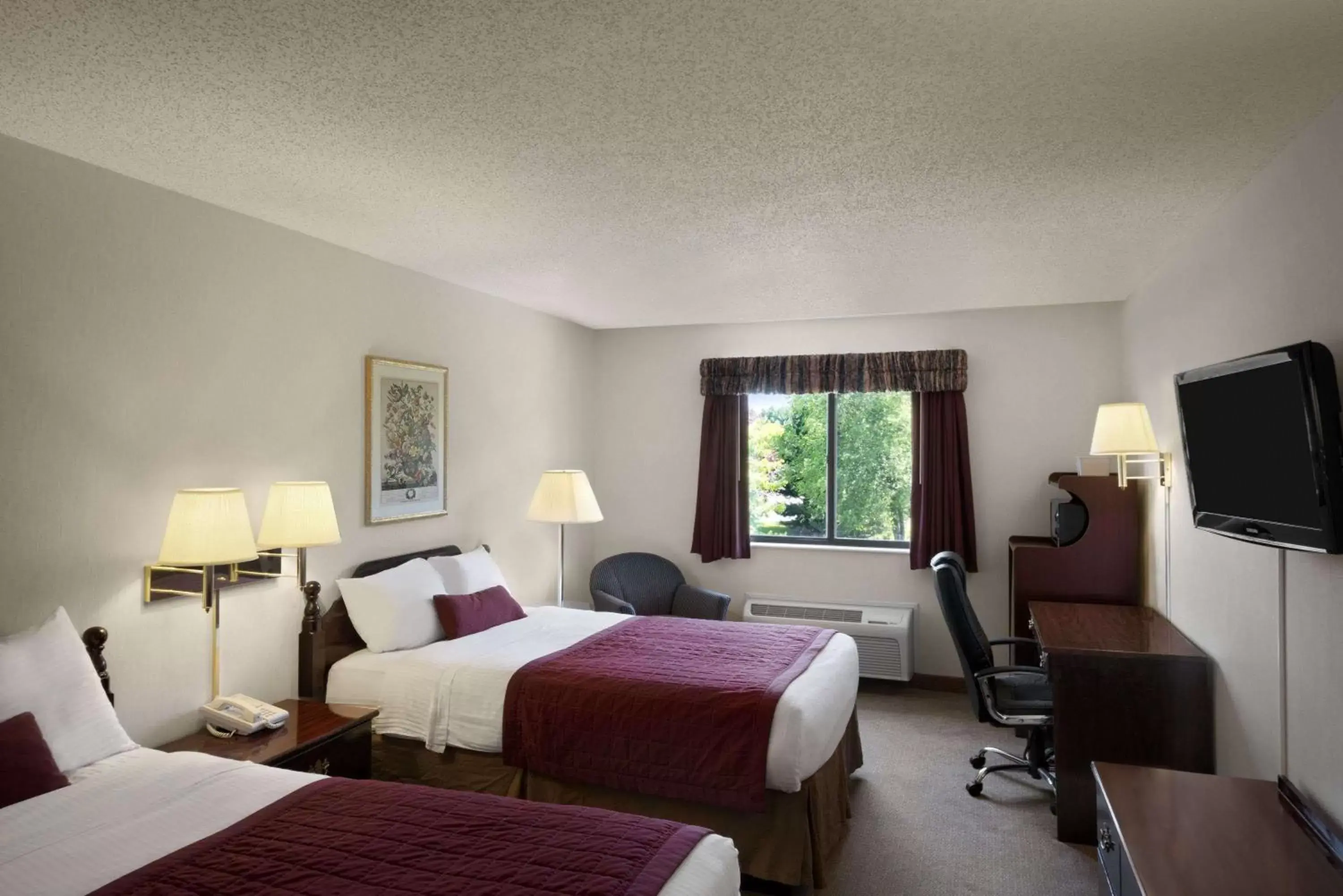 Photo of the whole room, Bed in Baymont by Wyndham Whitewater