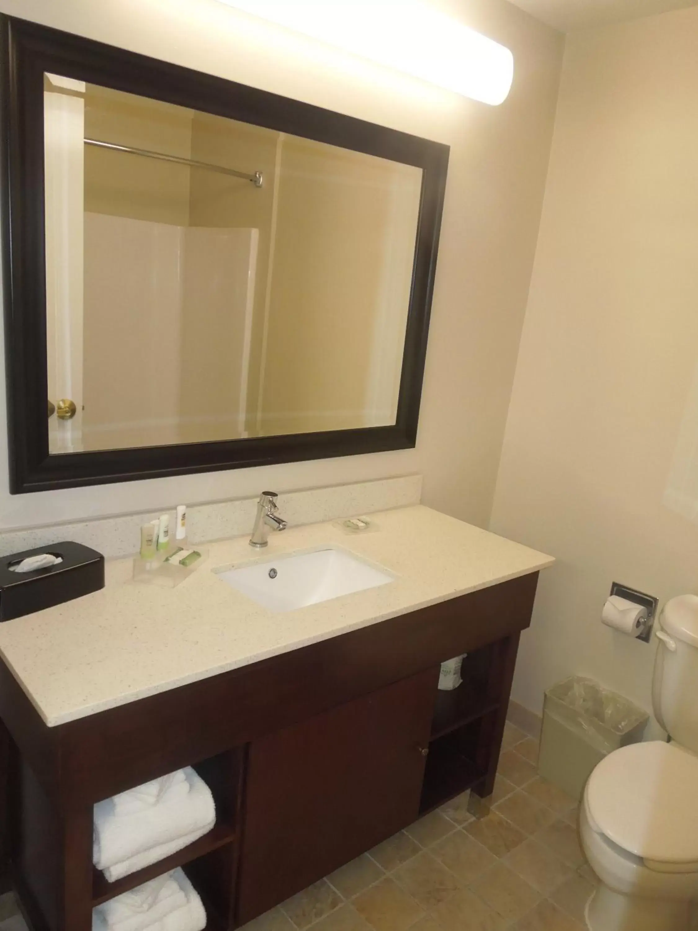 Bathroom in Country Inn & Suites by Radisson, Bel Air/Aberdeen, MD