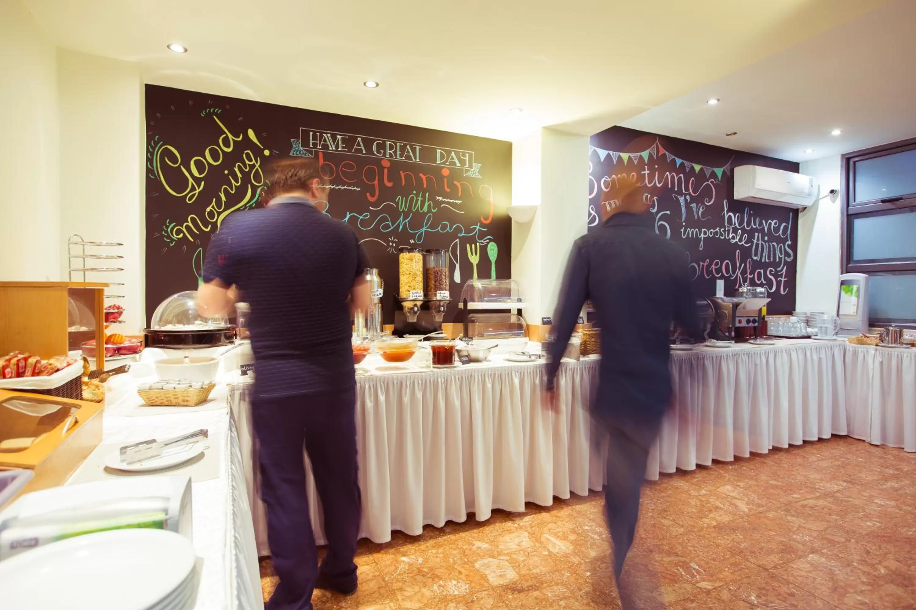 Restaurant/places to eat in Hotel Marina