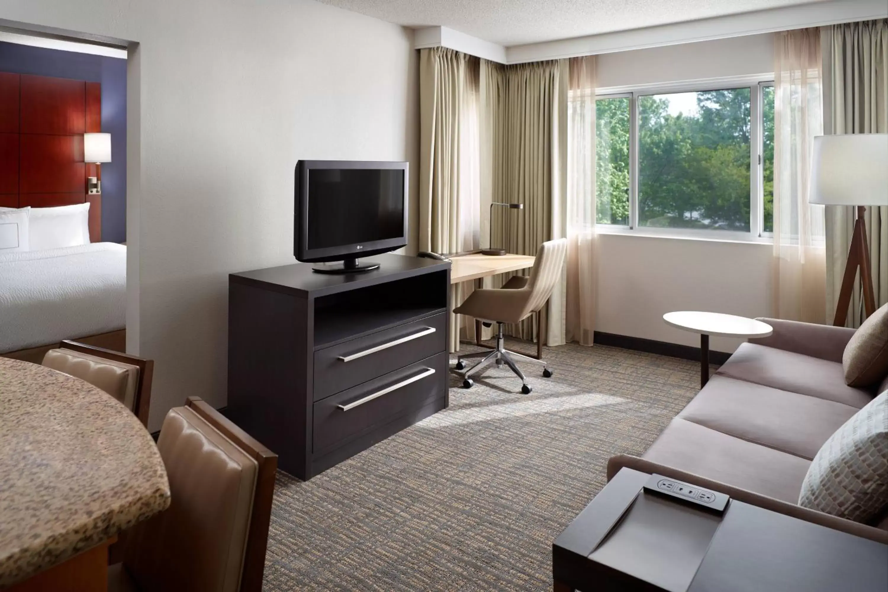 Living room, TV/Entertainment Center in Sonesta ES Suites Atlanta Alpharetta Windward