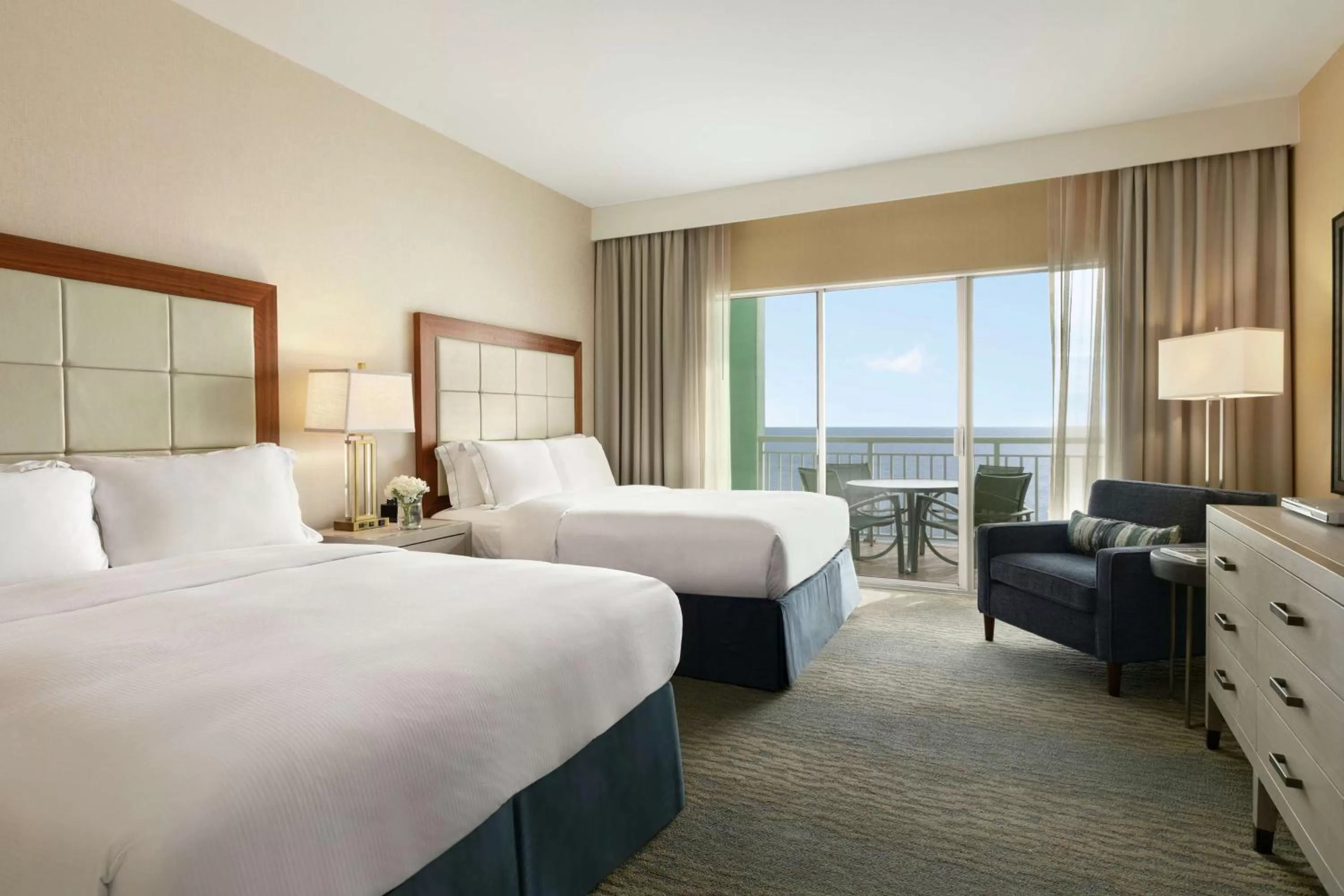 Living room, Bed in Hilton Suites Ocean City Oceanfront