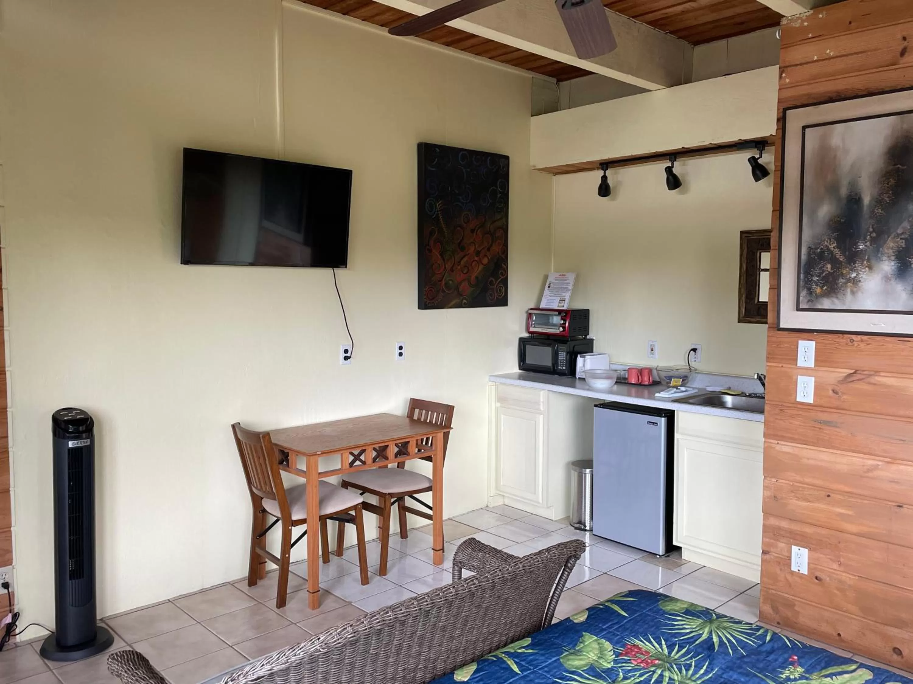 TV and multimedia, TV/Entertainment Center in Coffee Garden