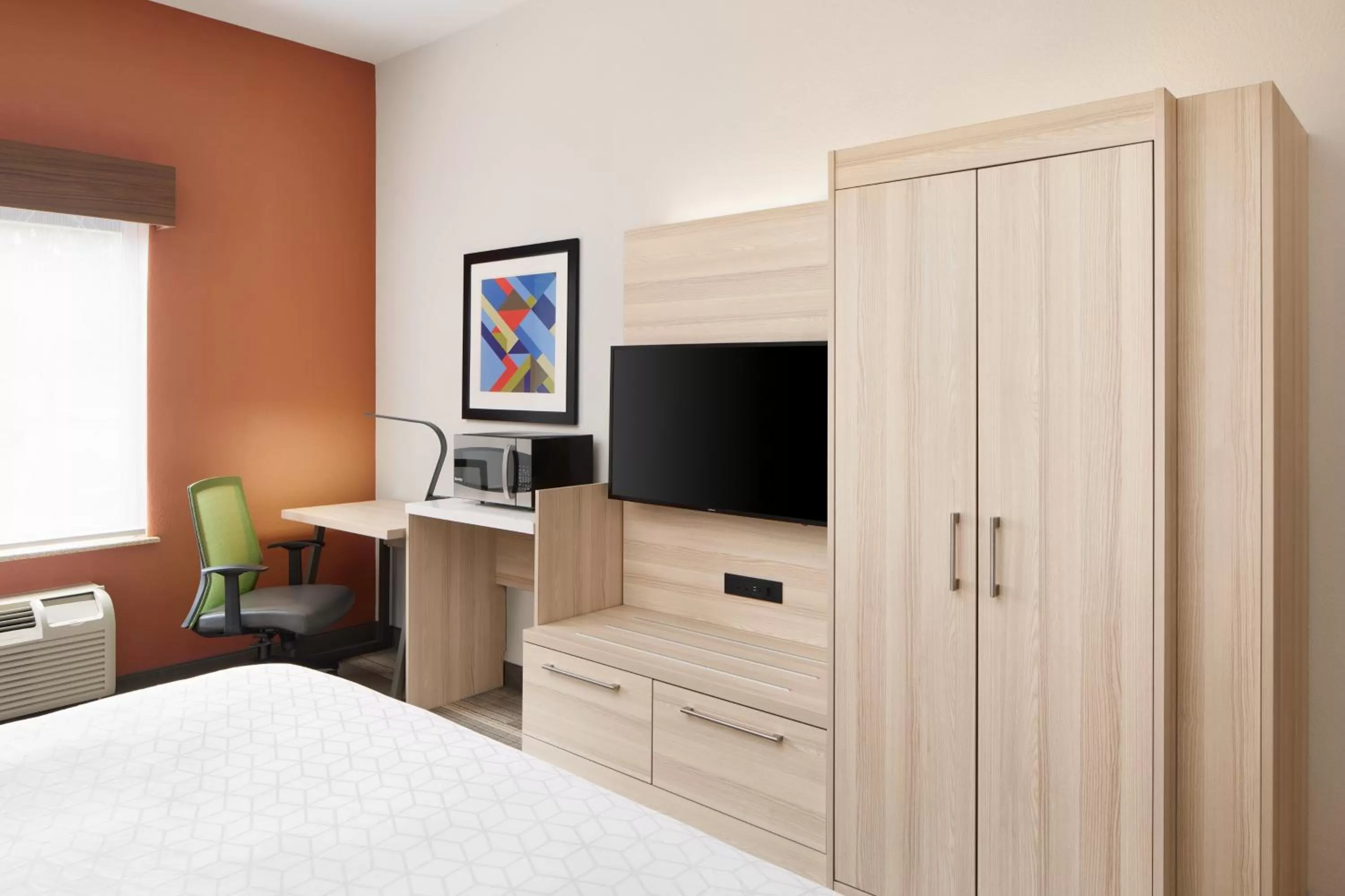 Bedroom, Bed in Holiday Inn Express Hotel & Suites Salem by IHG