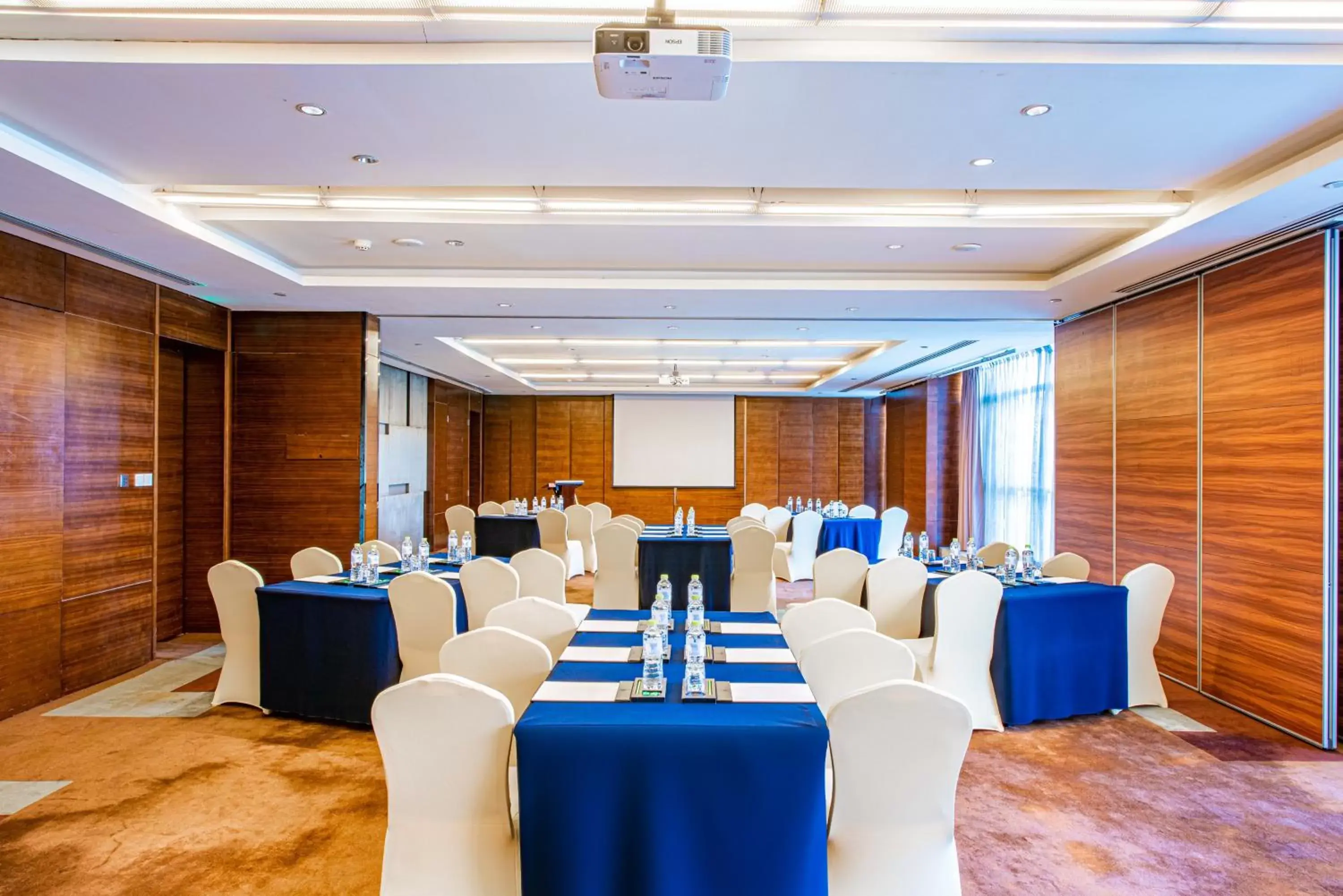 Meeting/conference room in Holiday Inn Qingdao City Center, an IHG Hotel - Shopping MALL