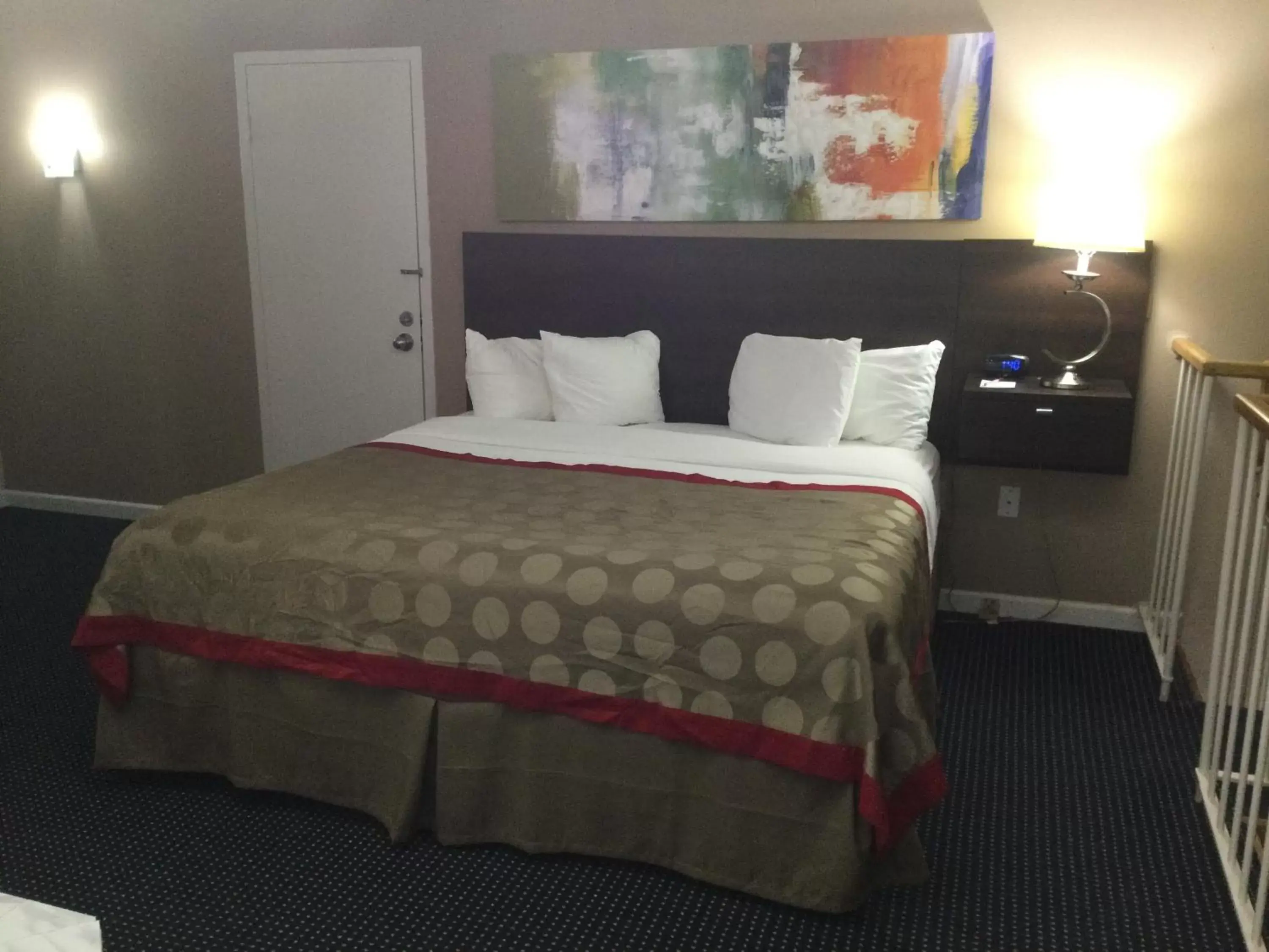 Bed in Ramada by Wyndham Grayling Hotel & Conference Center