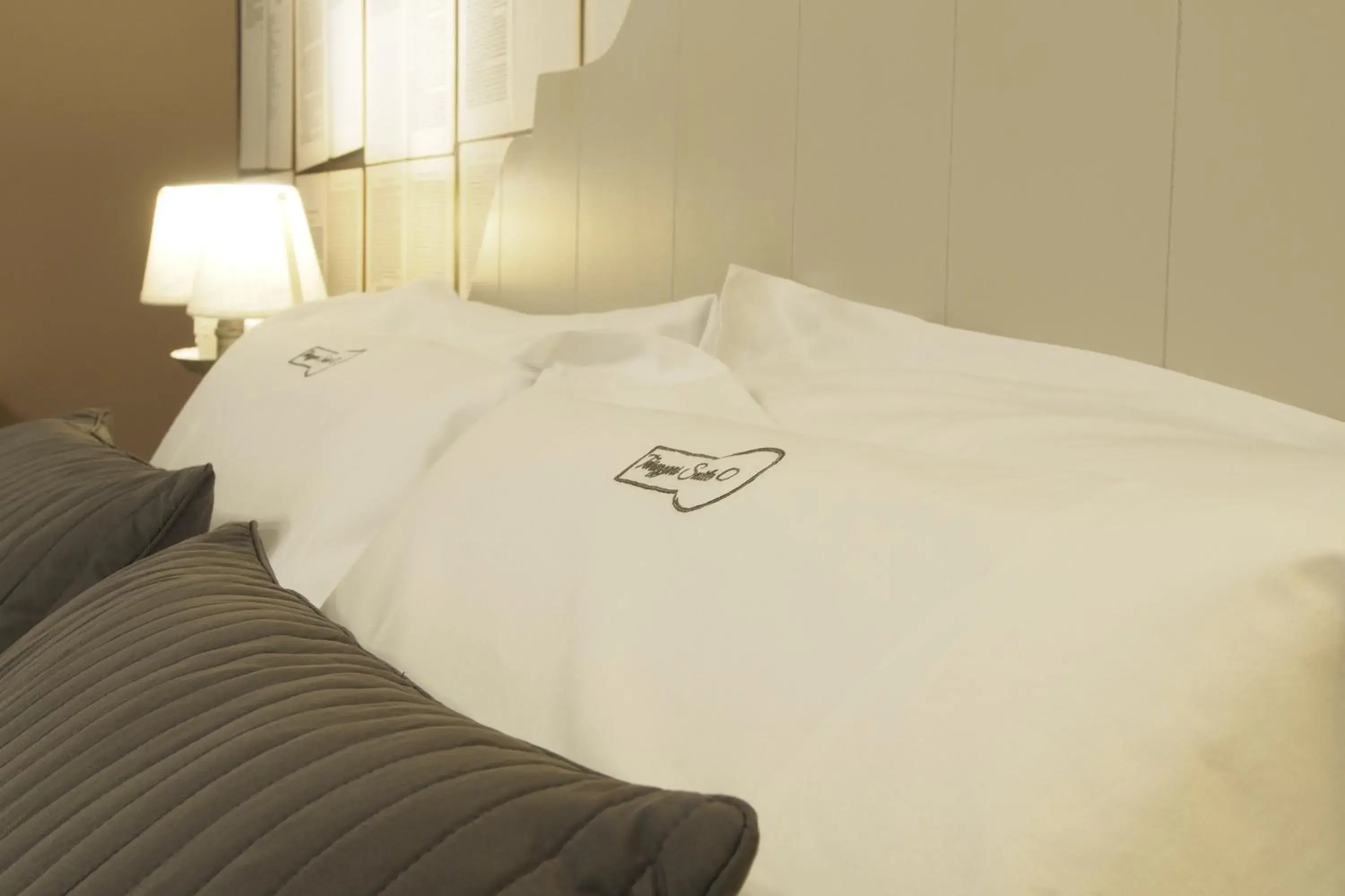 Logo/Certificate/Sign, Bed in Terrazzani Suite