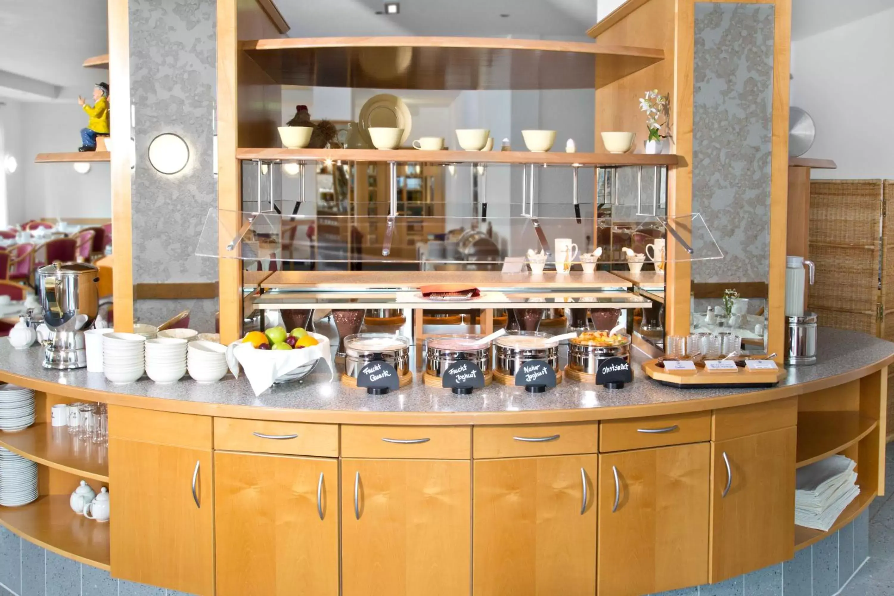 Buffet breakfast, Kitchen/Kitchenette in Fairway Hotel