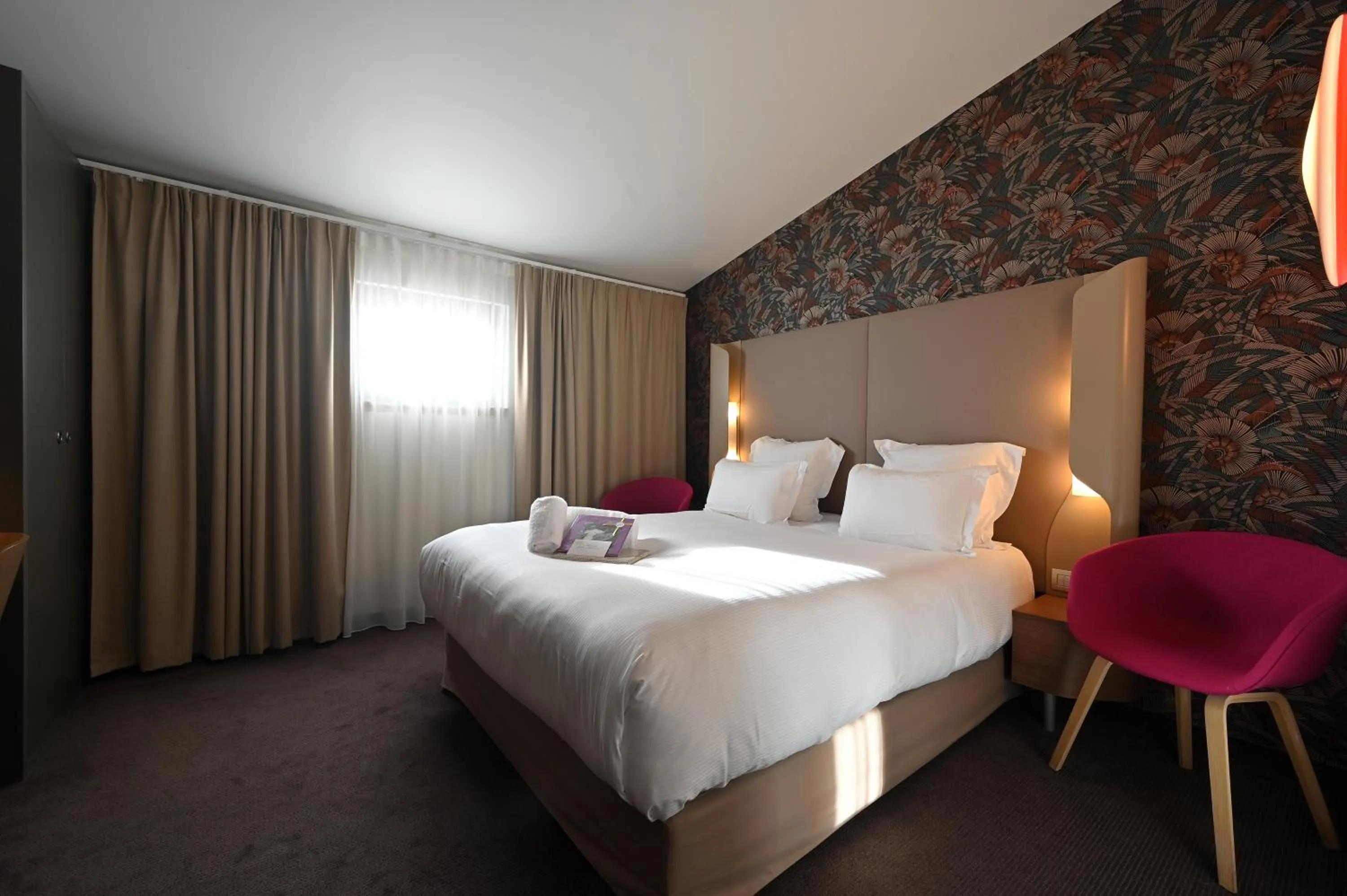 Bedroom, Bed in Dali Hôtel Perpignan - Restaurant