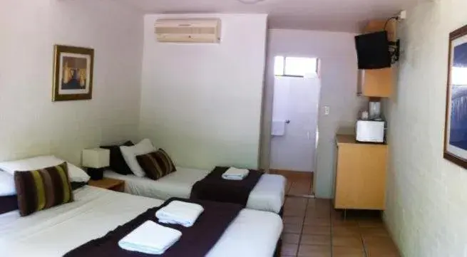 Photo of the whole room, Bed in Horizons Motel