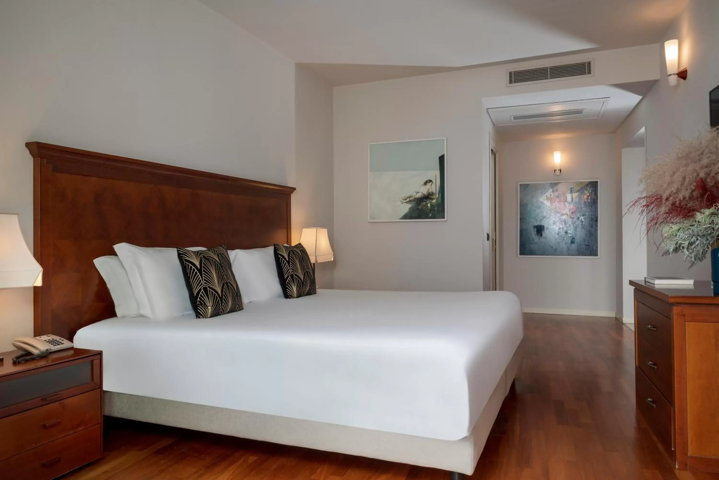Bed in Savoia Hotel Rimini