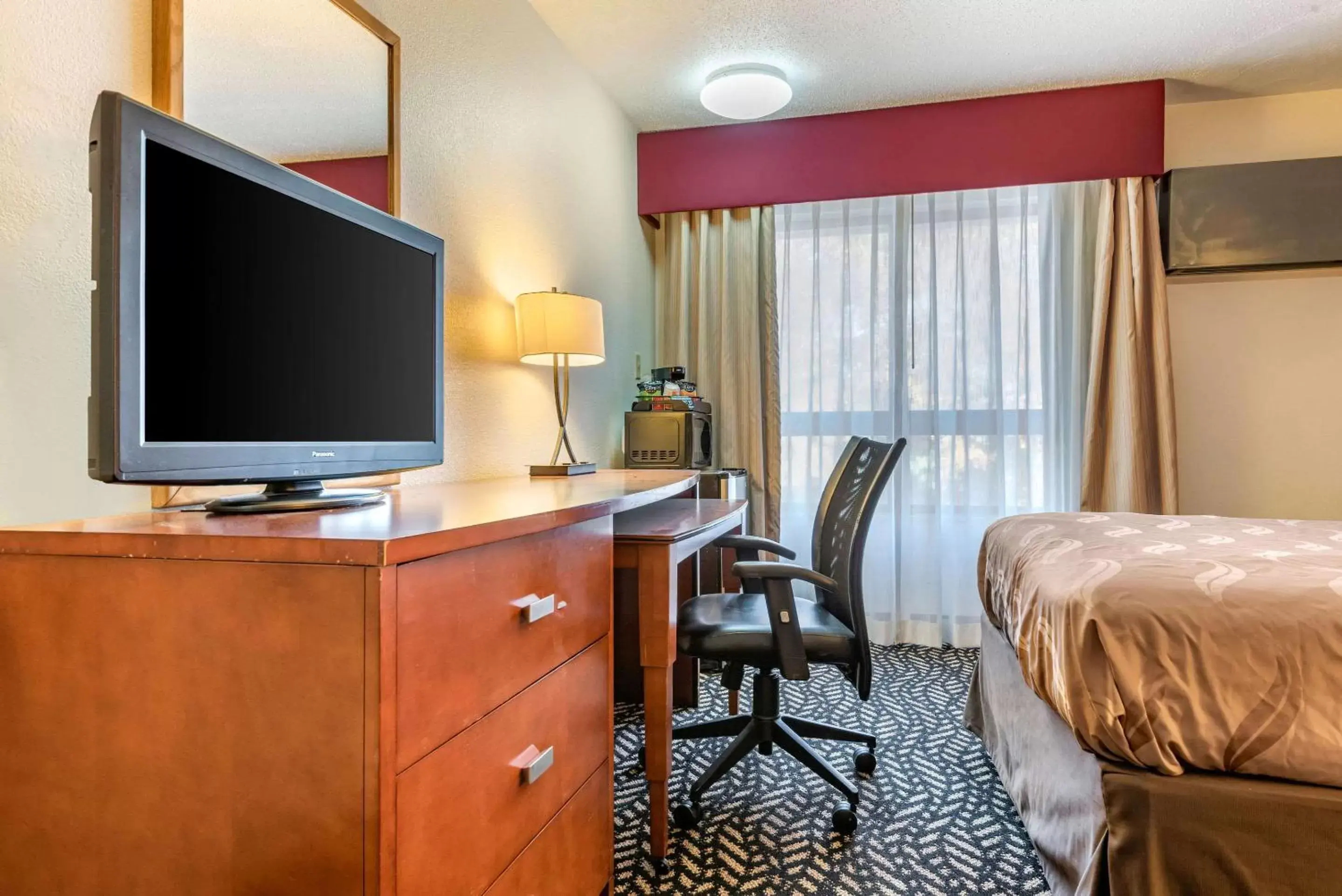 Photo of the whole room, TV/Entertainment Center in Quality Inn Falconer - Jamestown