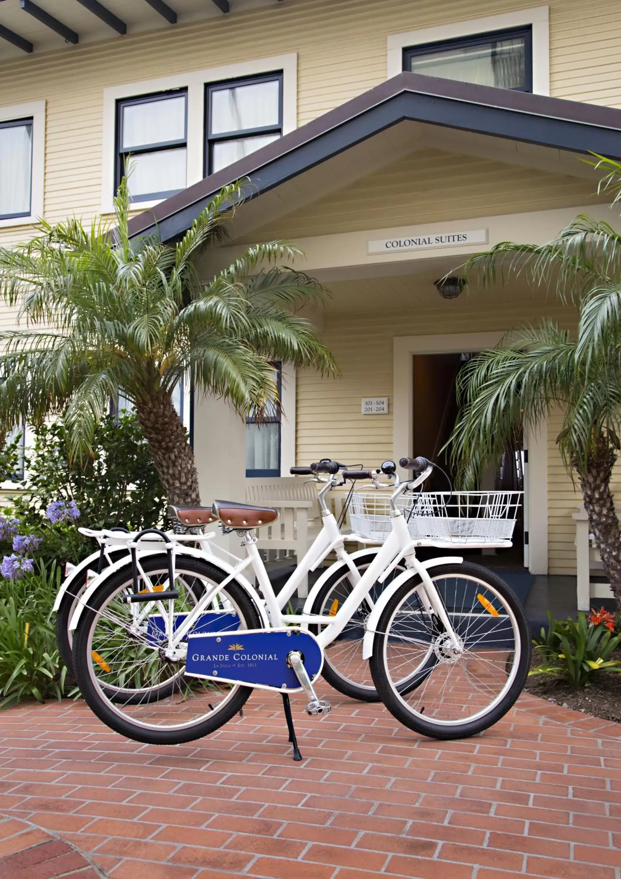 Facade/entrance in Grande Colonial La Jolla