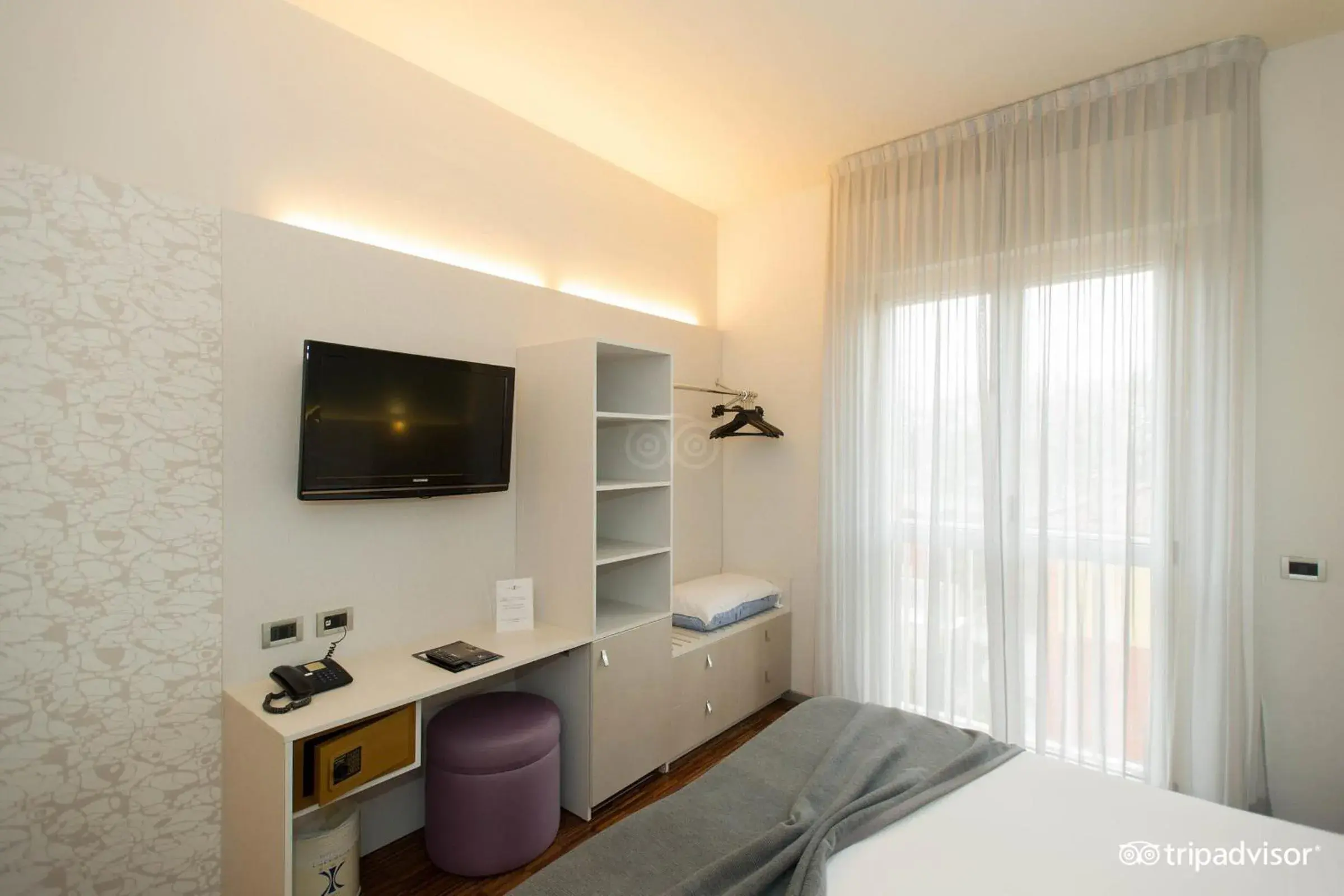 Bed, TV/Entertainment Center in Hotel Imperial