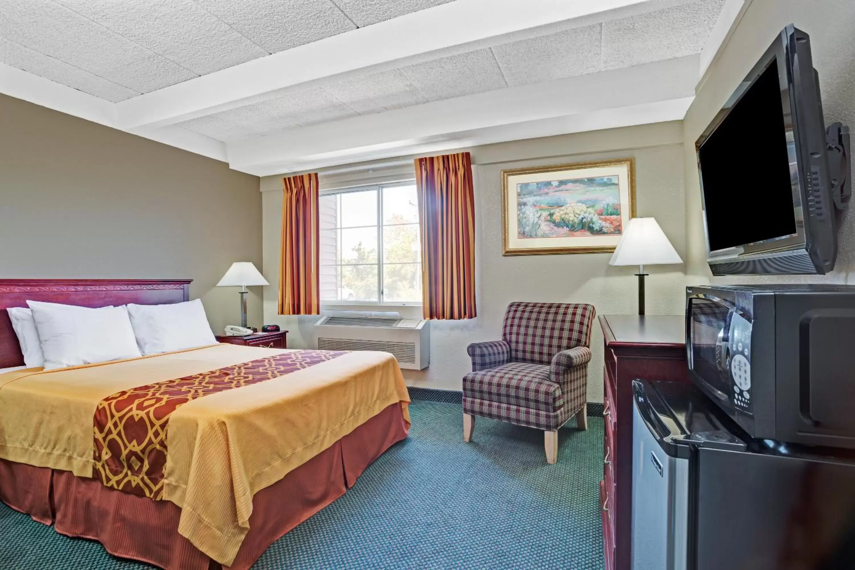 Queen Room with Roll-In Shower - Mobility Accessible/Non-Smoking in Travelodge by Wyndham Iowa City