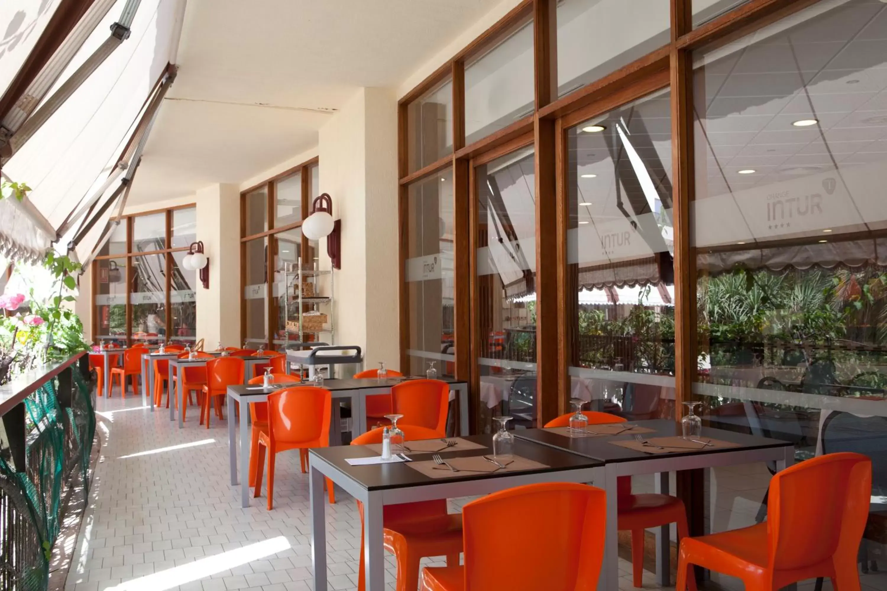 Restaurant/Places to Eat in Intur Orange