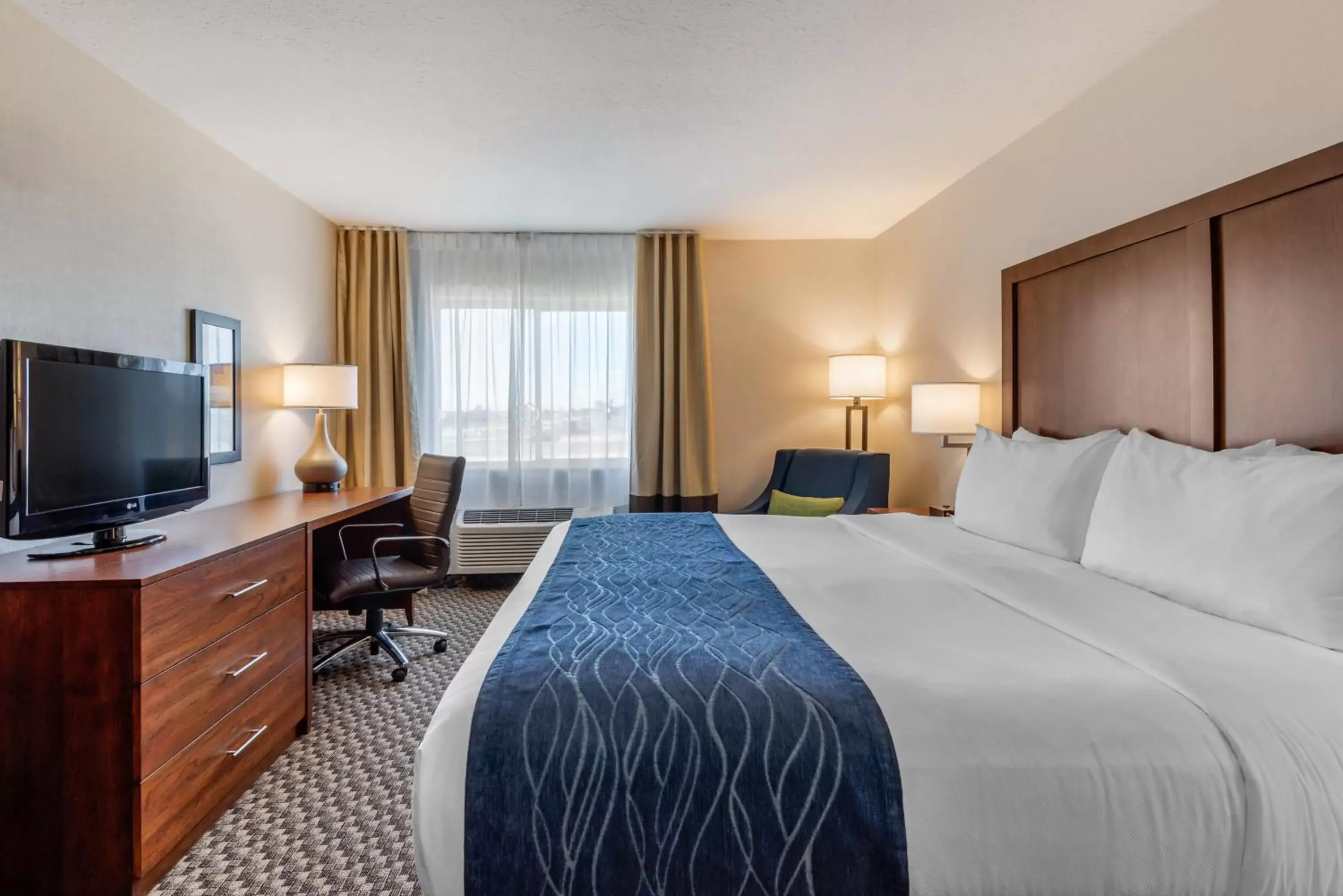 King Room - Non-Smoking in Comfort Inn & Suites near Route 66 Award Winning Gold Hotel 2021