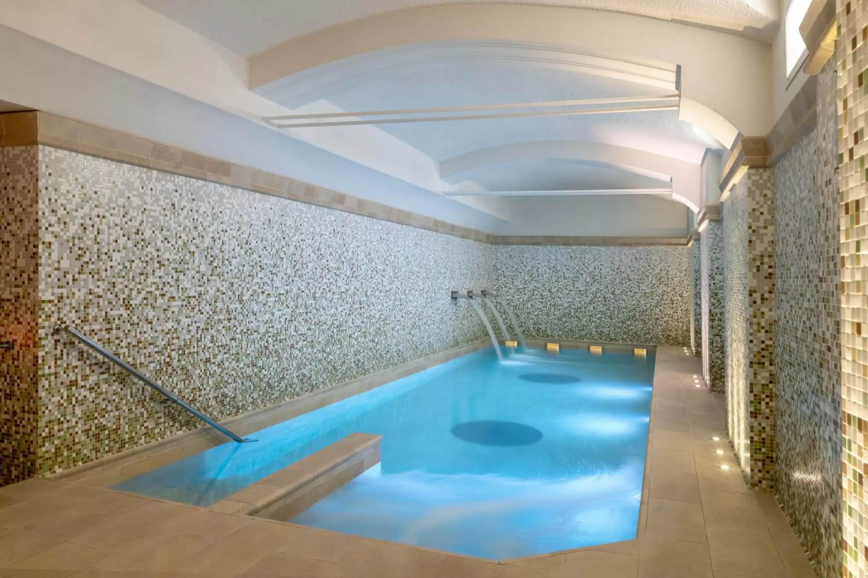 Swimming Pool in UNAHOTELS Galles Milano