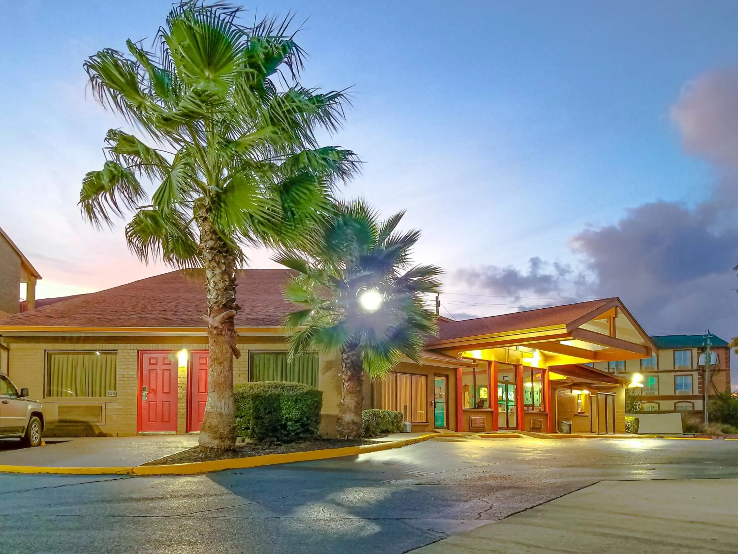 Property building in Howard Johnson by Wyndham Houston Hobby Airport