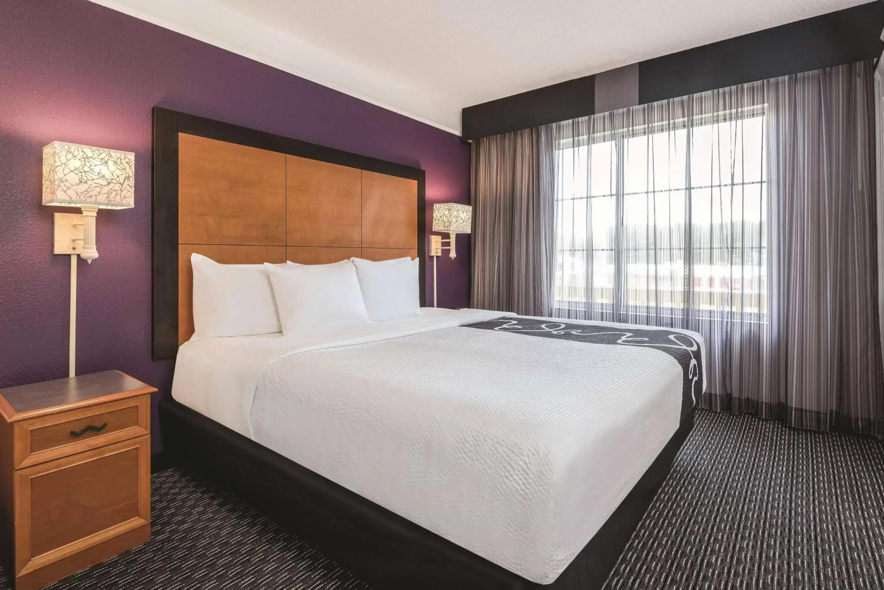 Bed in La Quinta Inn & Suites by Wyndham University Area Chapel Hill