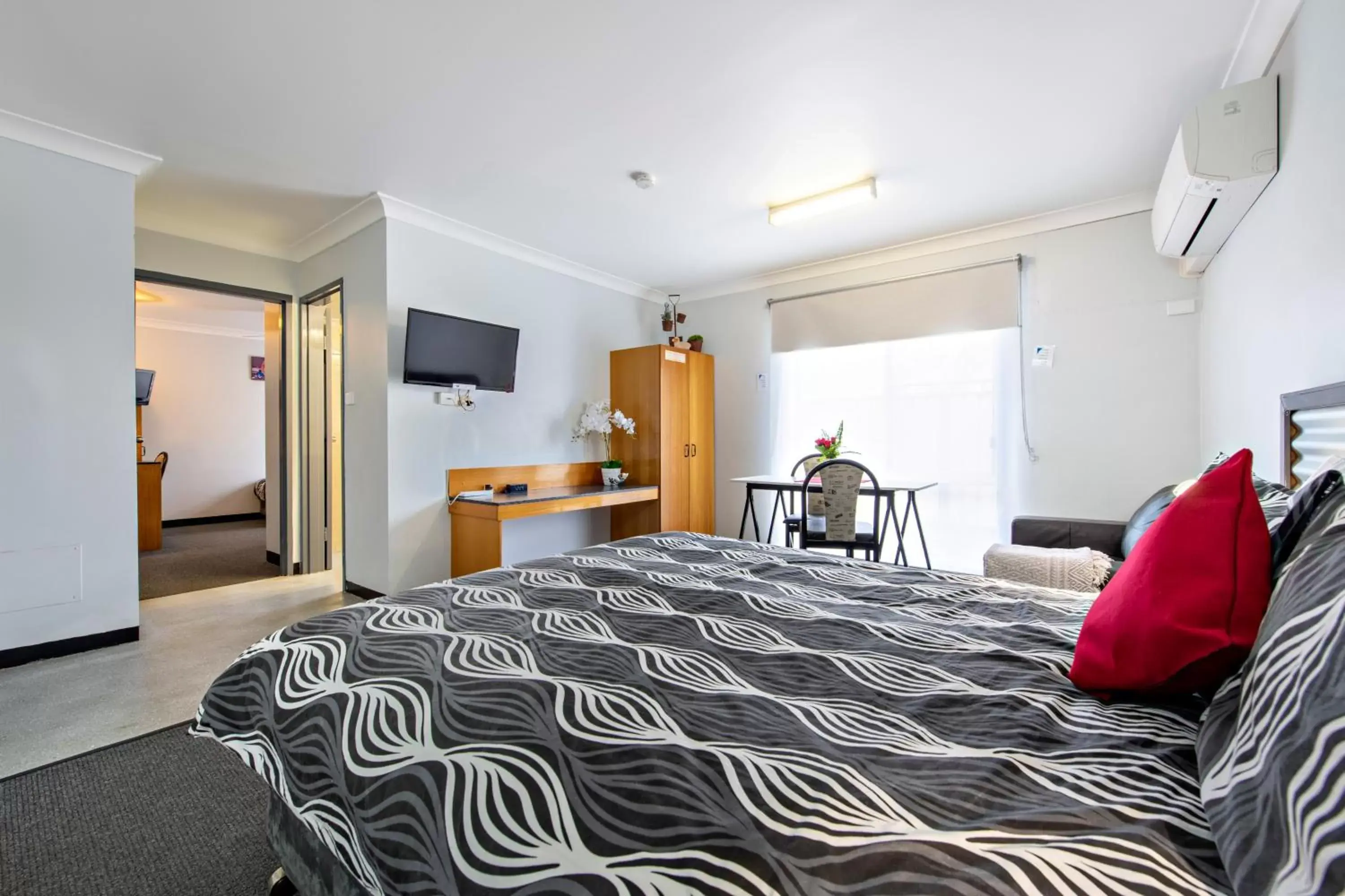 Living room, Bed in Shearing Shed Motor Inn