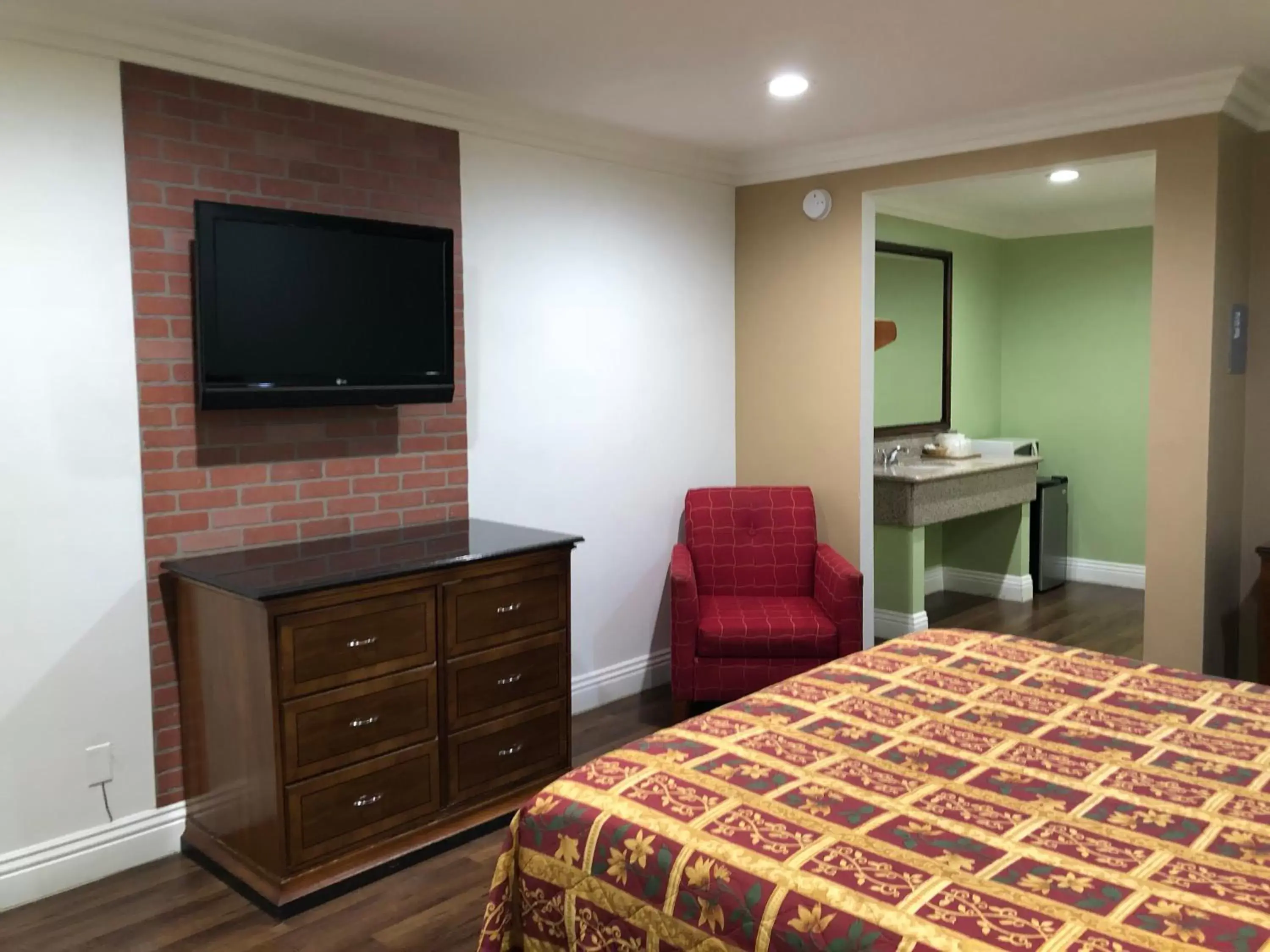 Bedroom, Bed in American Inn & Suites LAX Airport