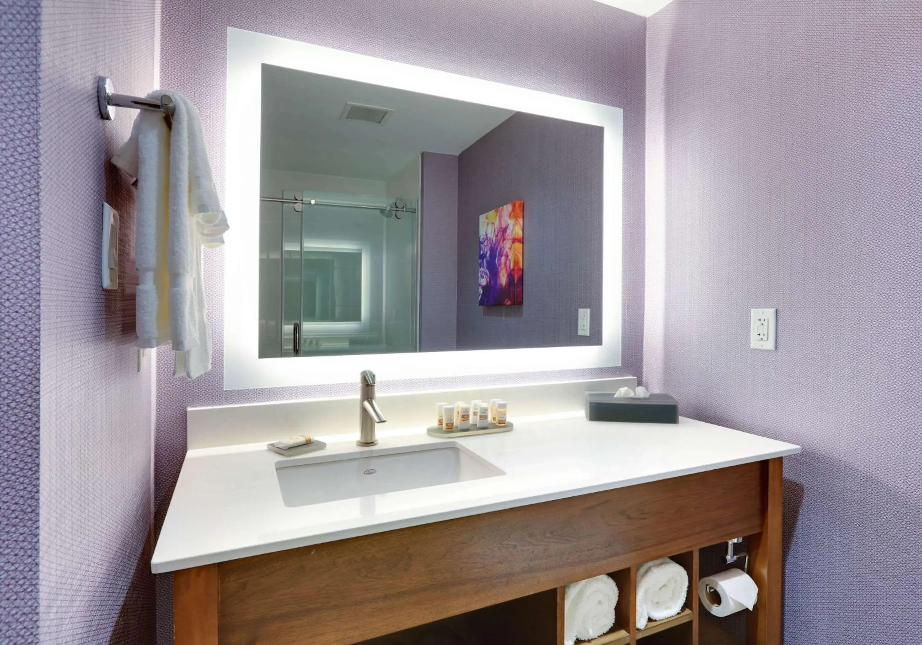 Bedroom, Bathroom in La Quinta Inn & Suites by Wyndham Lakeway