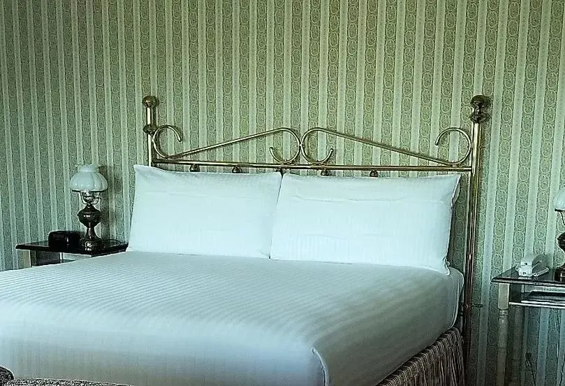 Bed in Hill House Inn