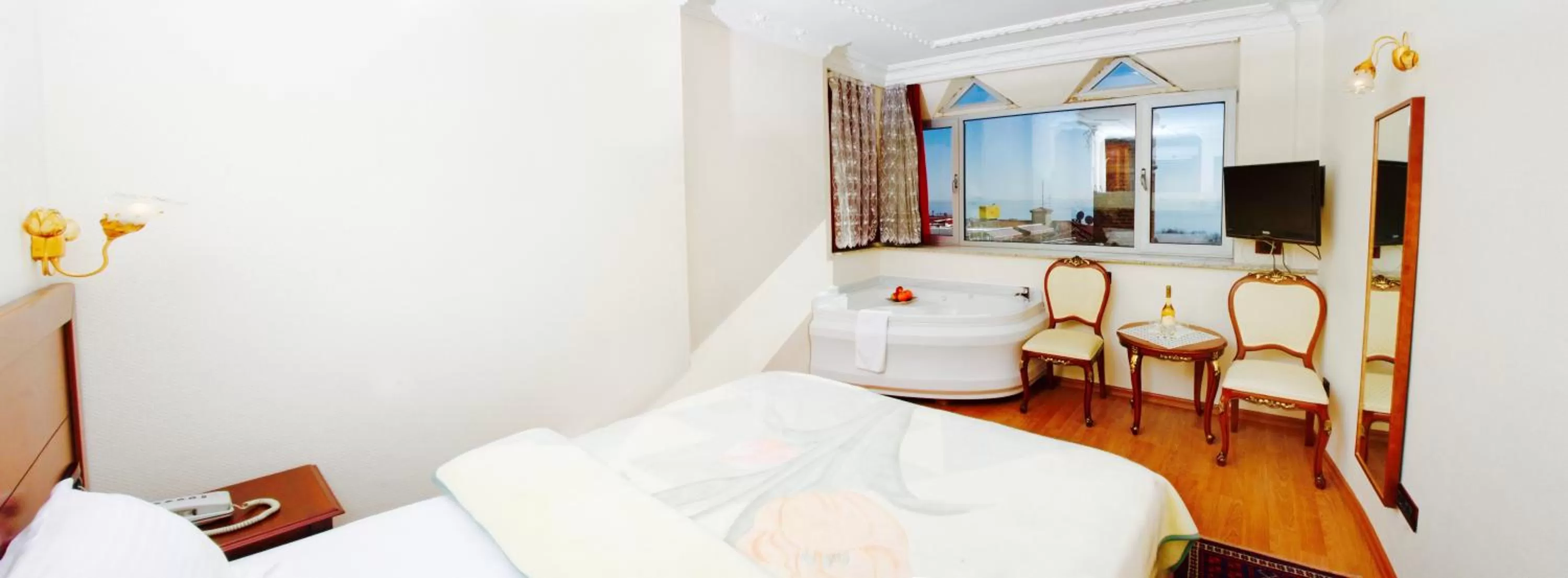 Hot Tub, Bed in Ada Hotel Istanbul