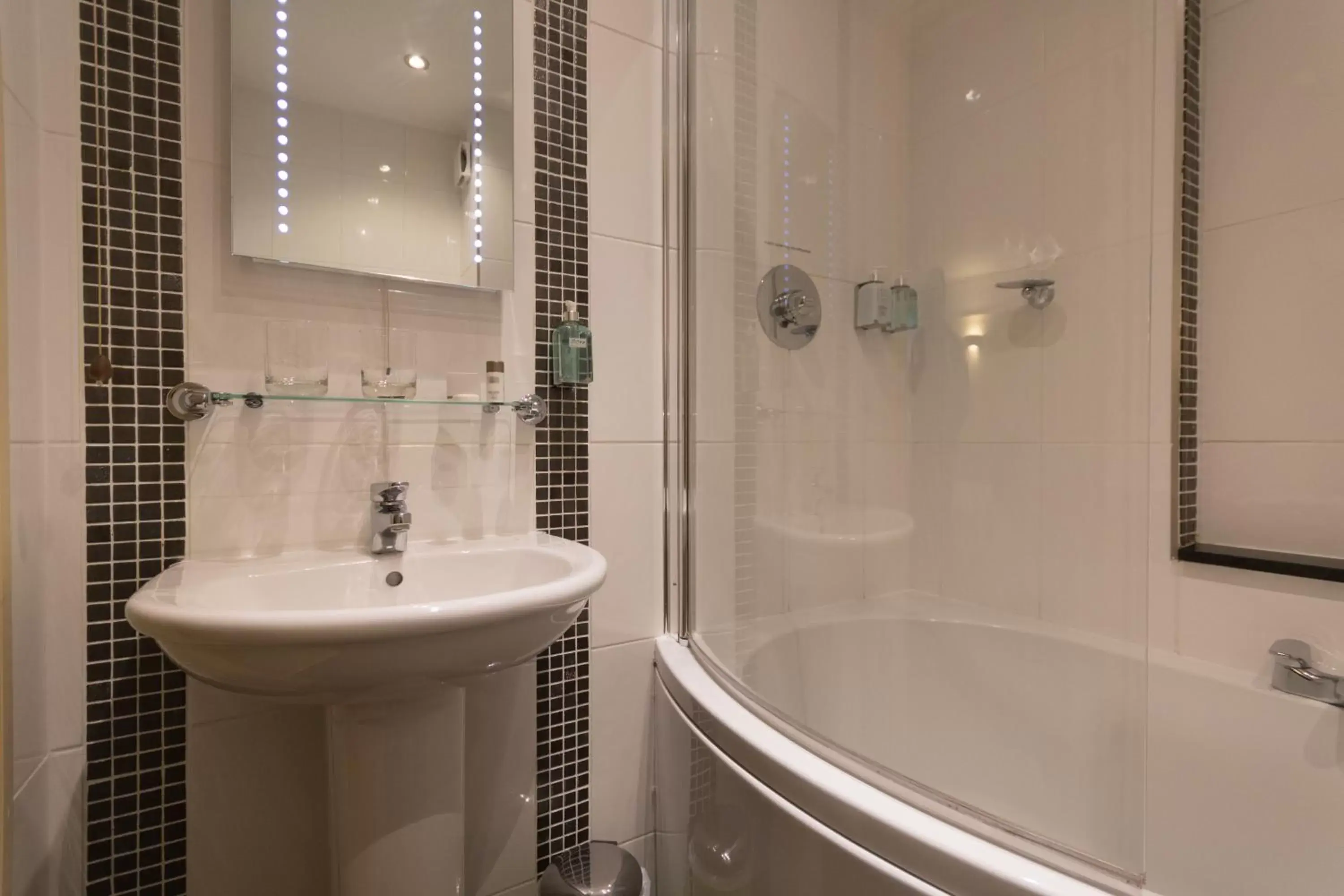 Bathroom in Stratford Limes Hotel