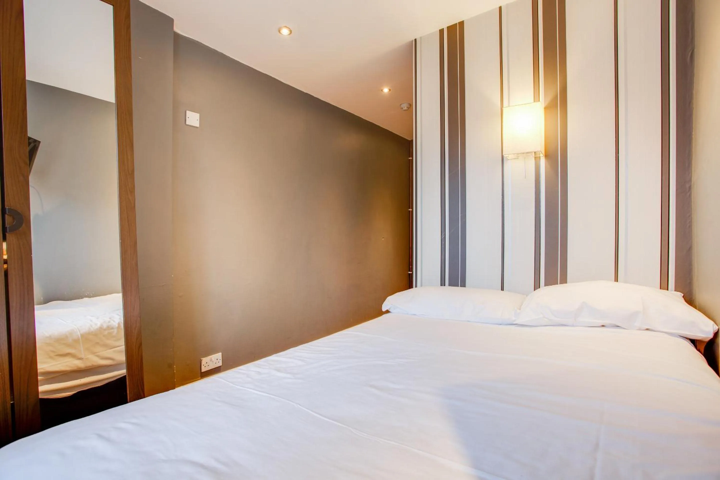 Economy Single Room in Somerset Hotel Baker Street London