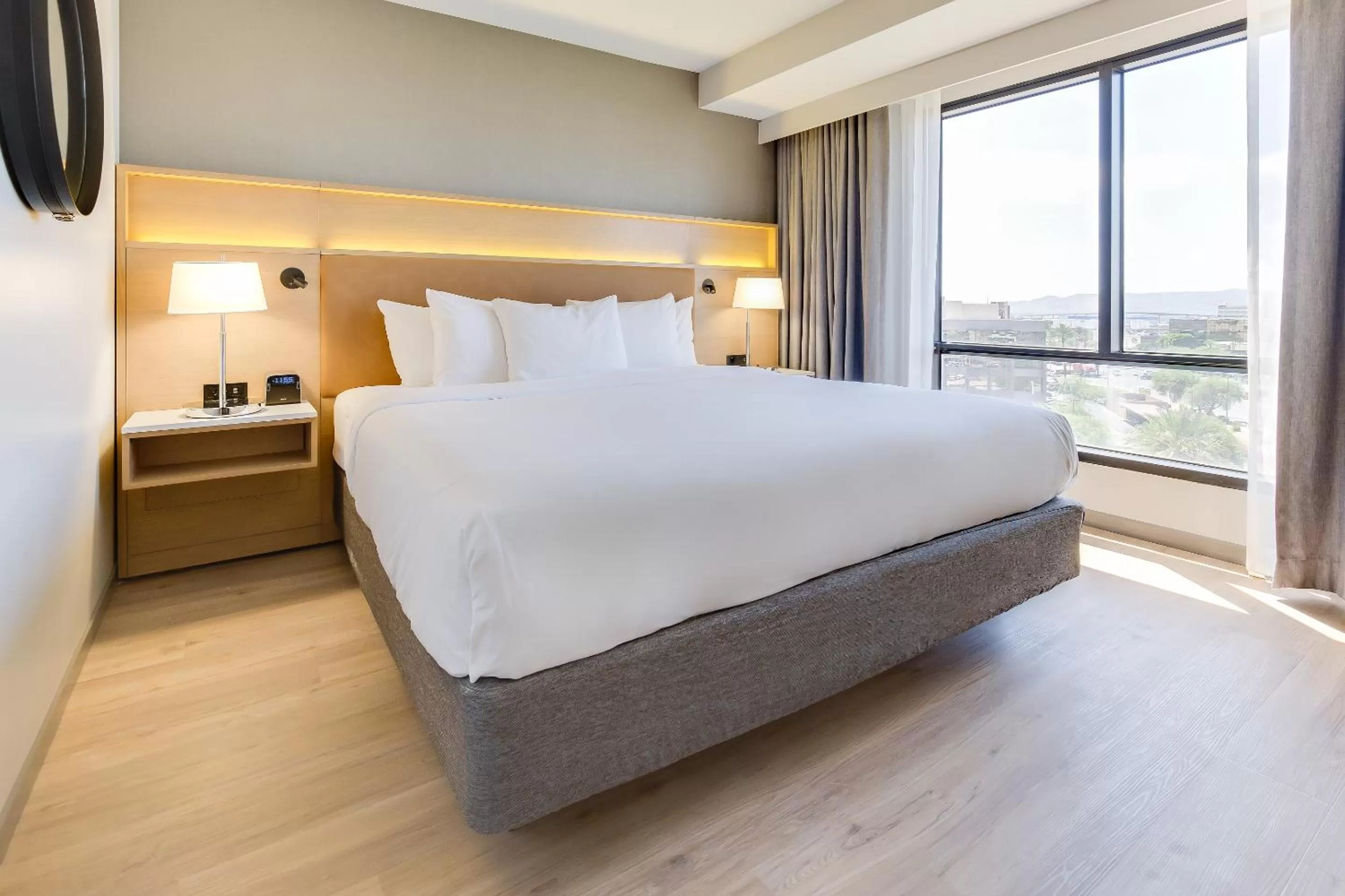 Bedroom, Bed in Radisson Hotel Seattle Airport