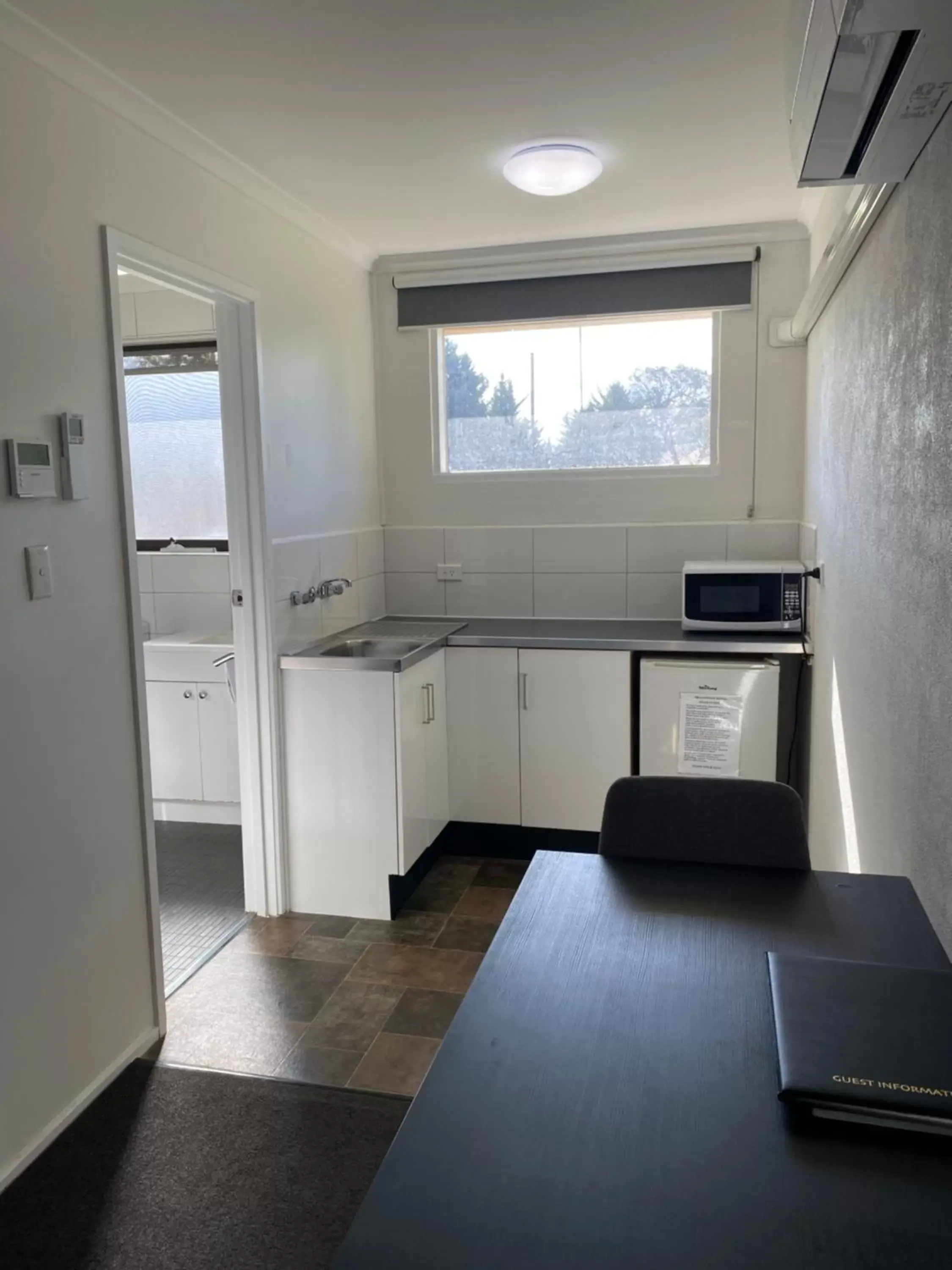 Guests, Kitchen/Kitchenette in Frankston Motel