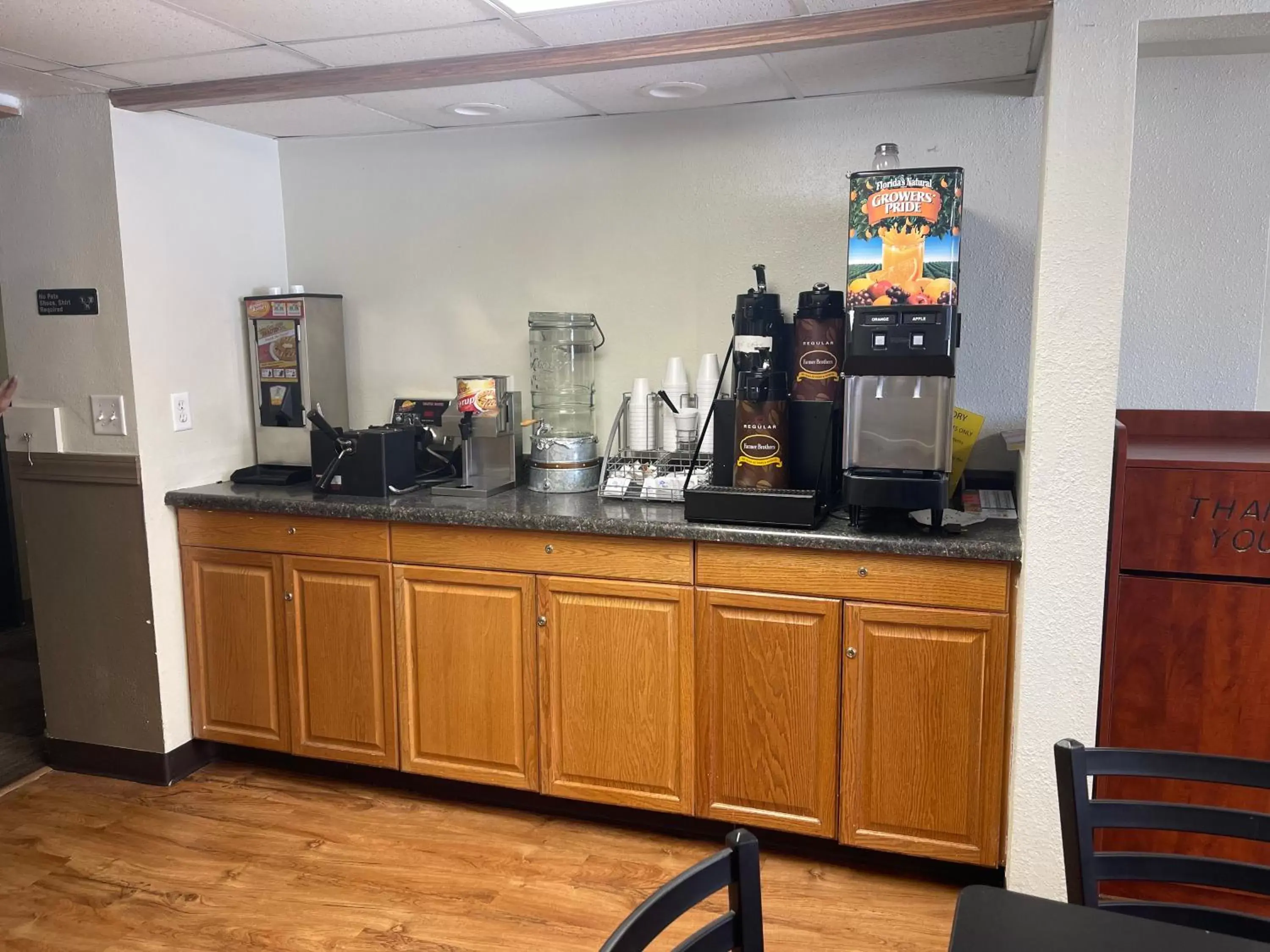 Coffee/tea facilities, Kitchen/Kitchenette in Super 8 by Wyndham Bismarck