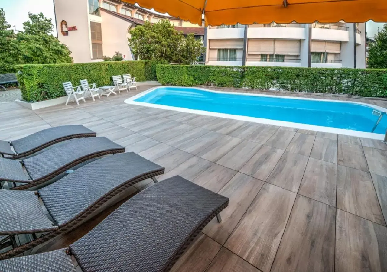 Swimming Pool in Cardano Hotel Malpensa