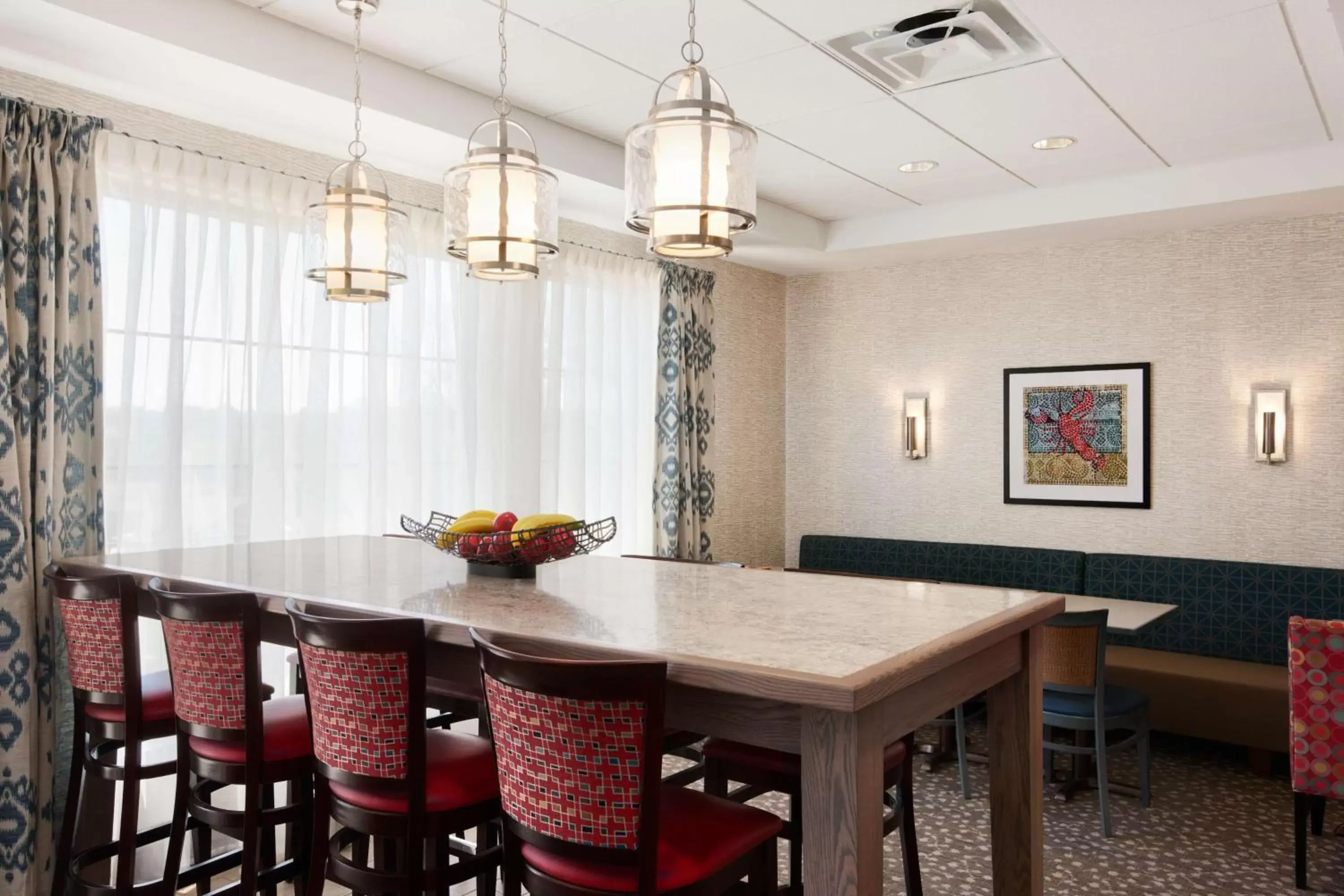 Dining Area in Hampton Inn Freeport/Brunswick