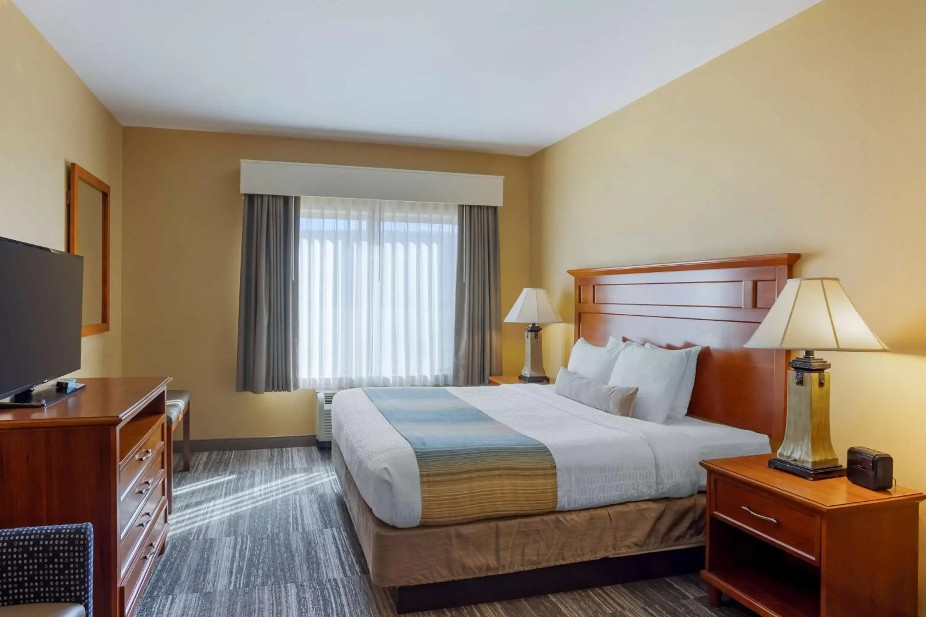 Bedroom, Bed in Best Western PLUS University Park Inn & Suites