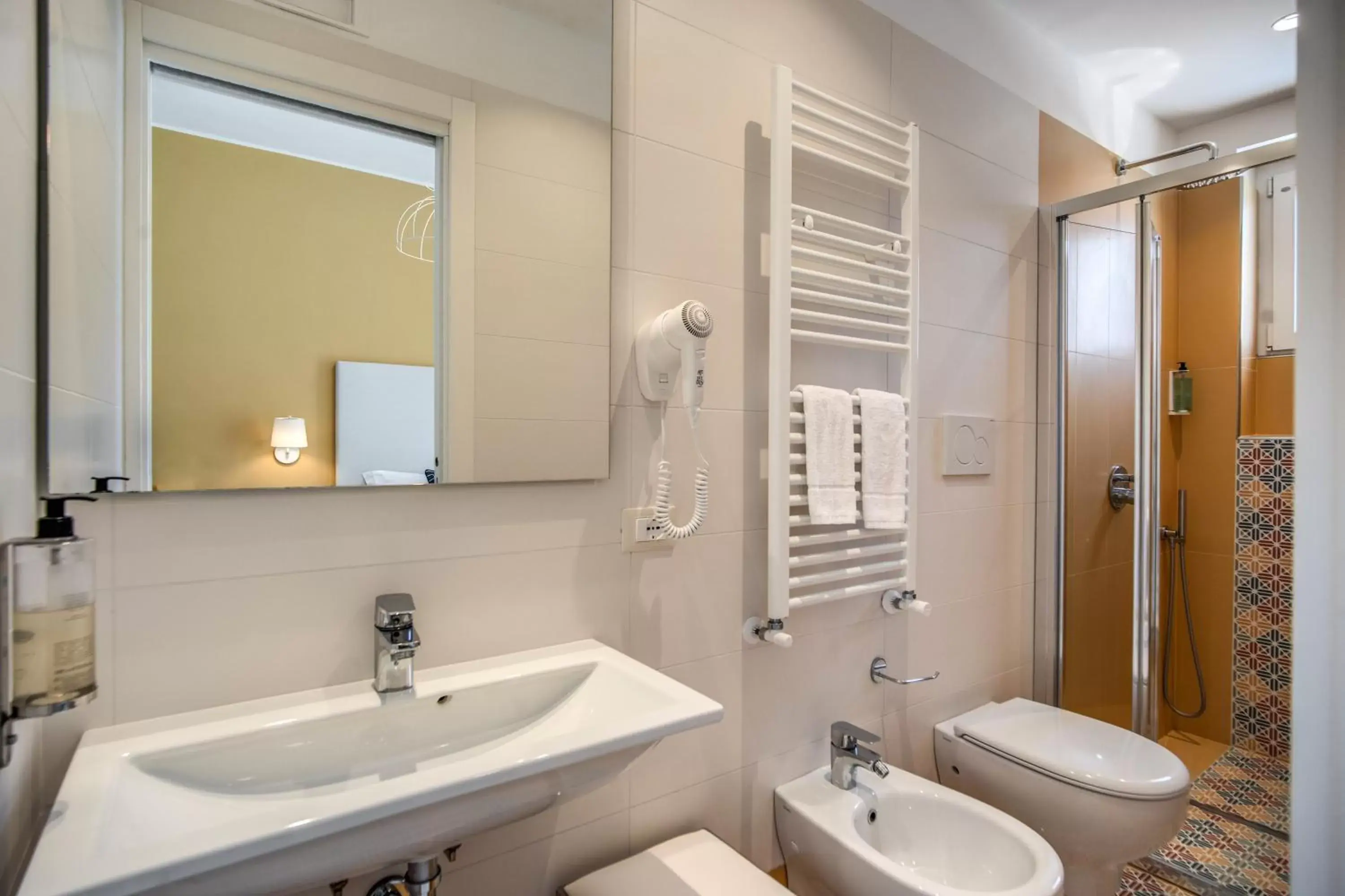 Shower, Bathroom in Hotel Florida
