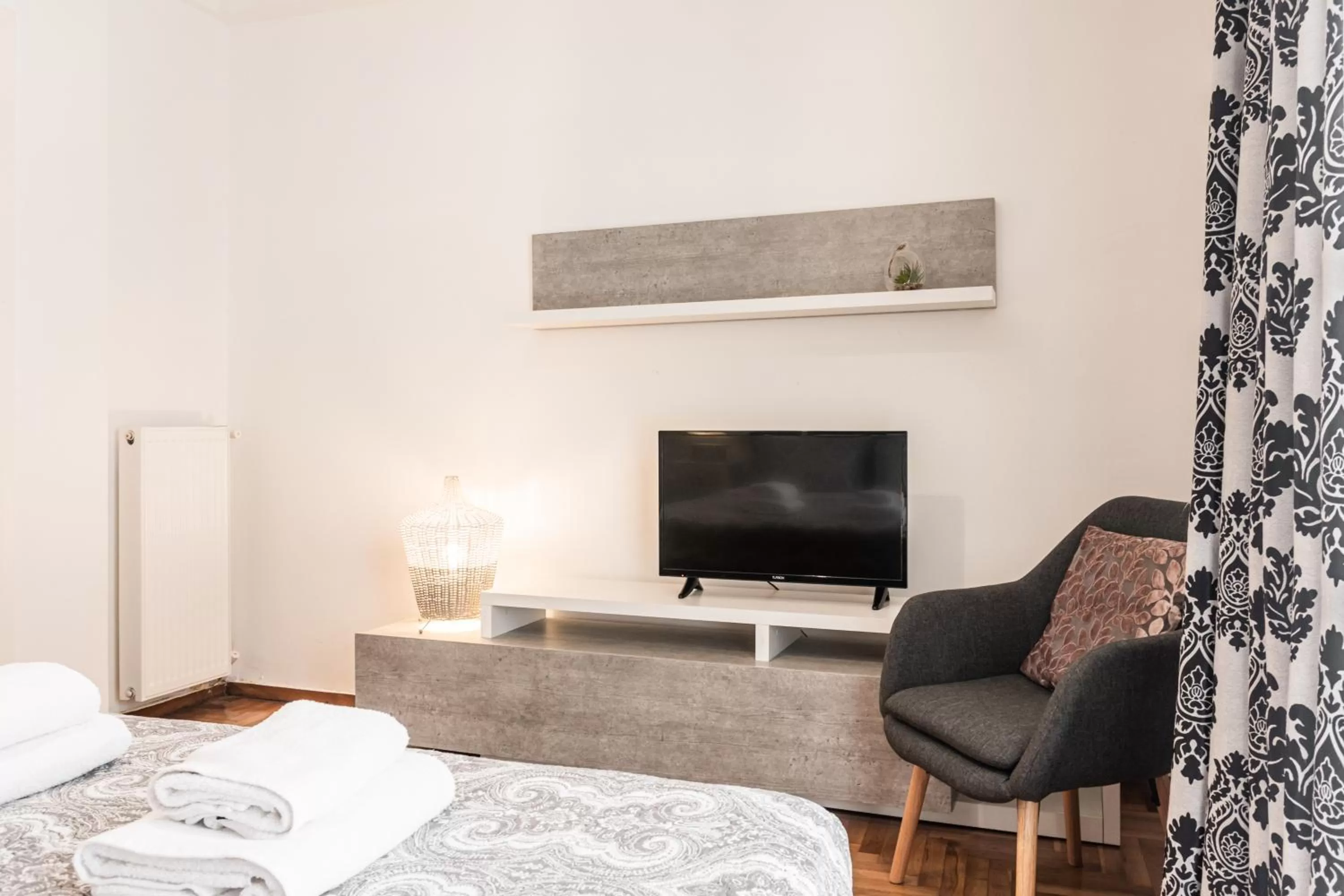 TV and multimedia, Bed in Nicholas Point Apartments and Rooms