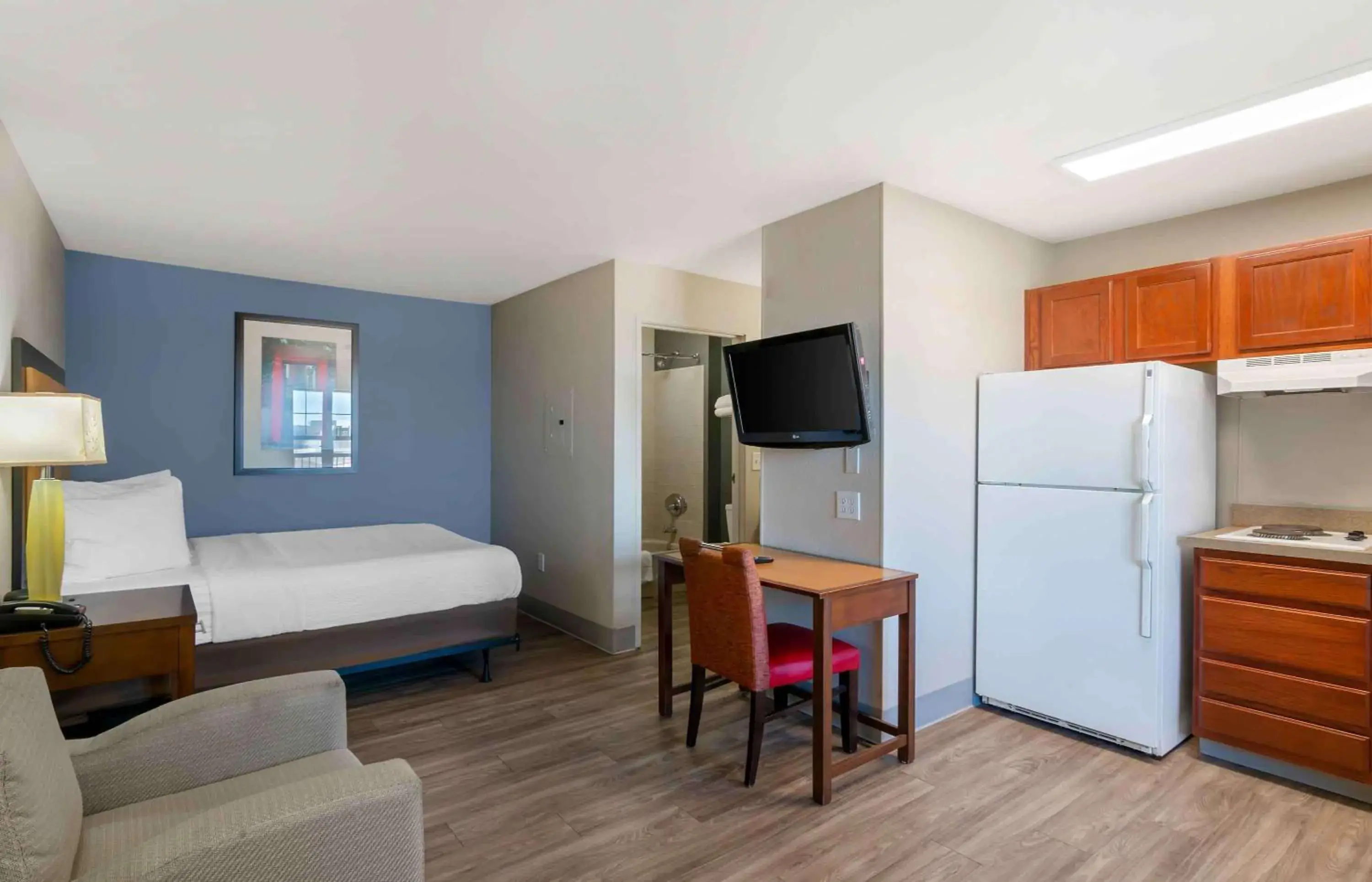 Bedroom, TV/Entertainment Center in Extended Stay America Suites - Kansas City - Lenexa - 87th St