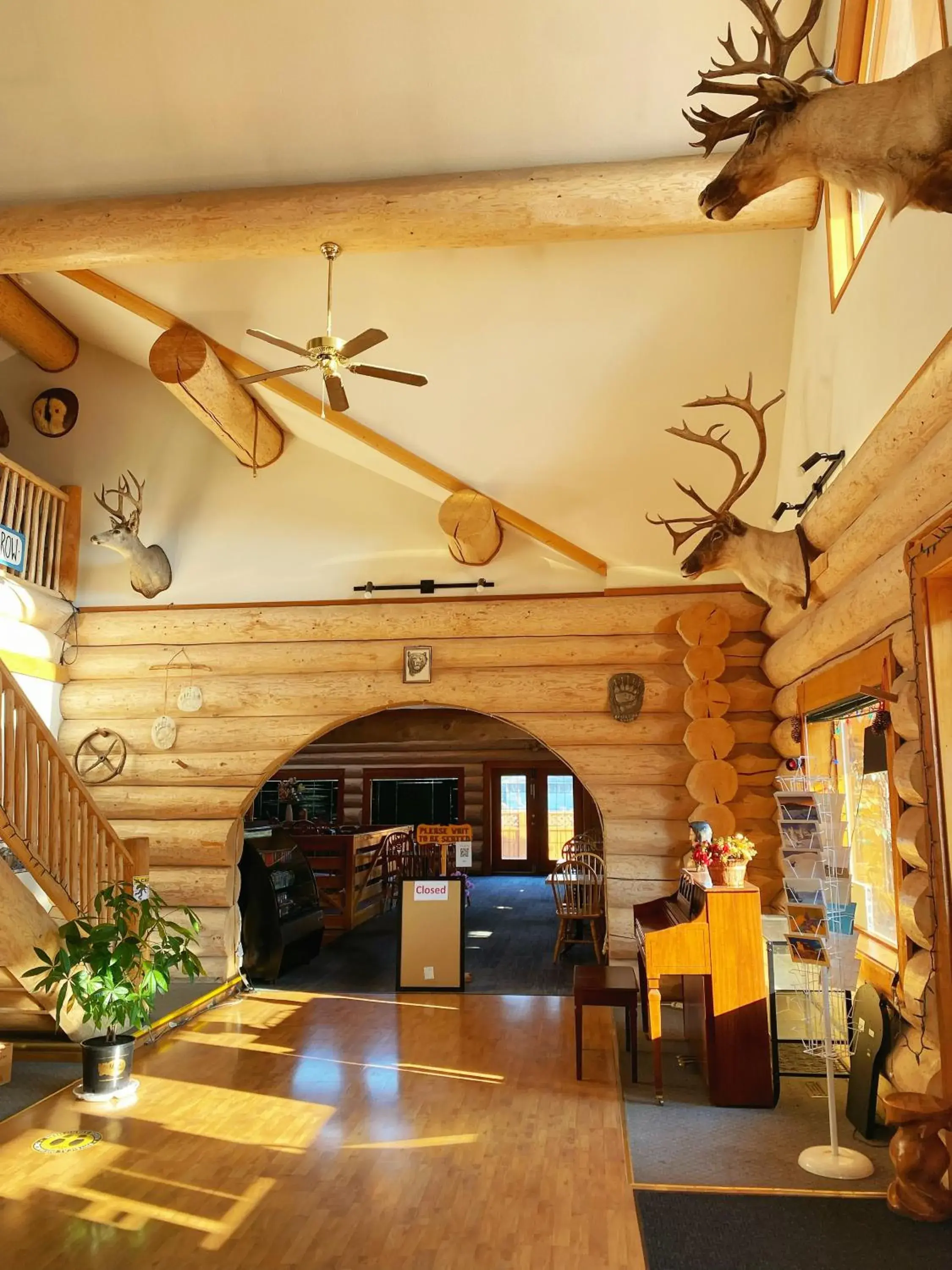 Lobby or reception, Restaurant/Places to Eat in Bear's Claw Lodge