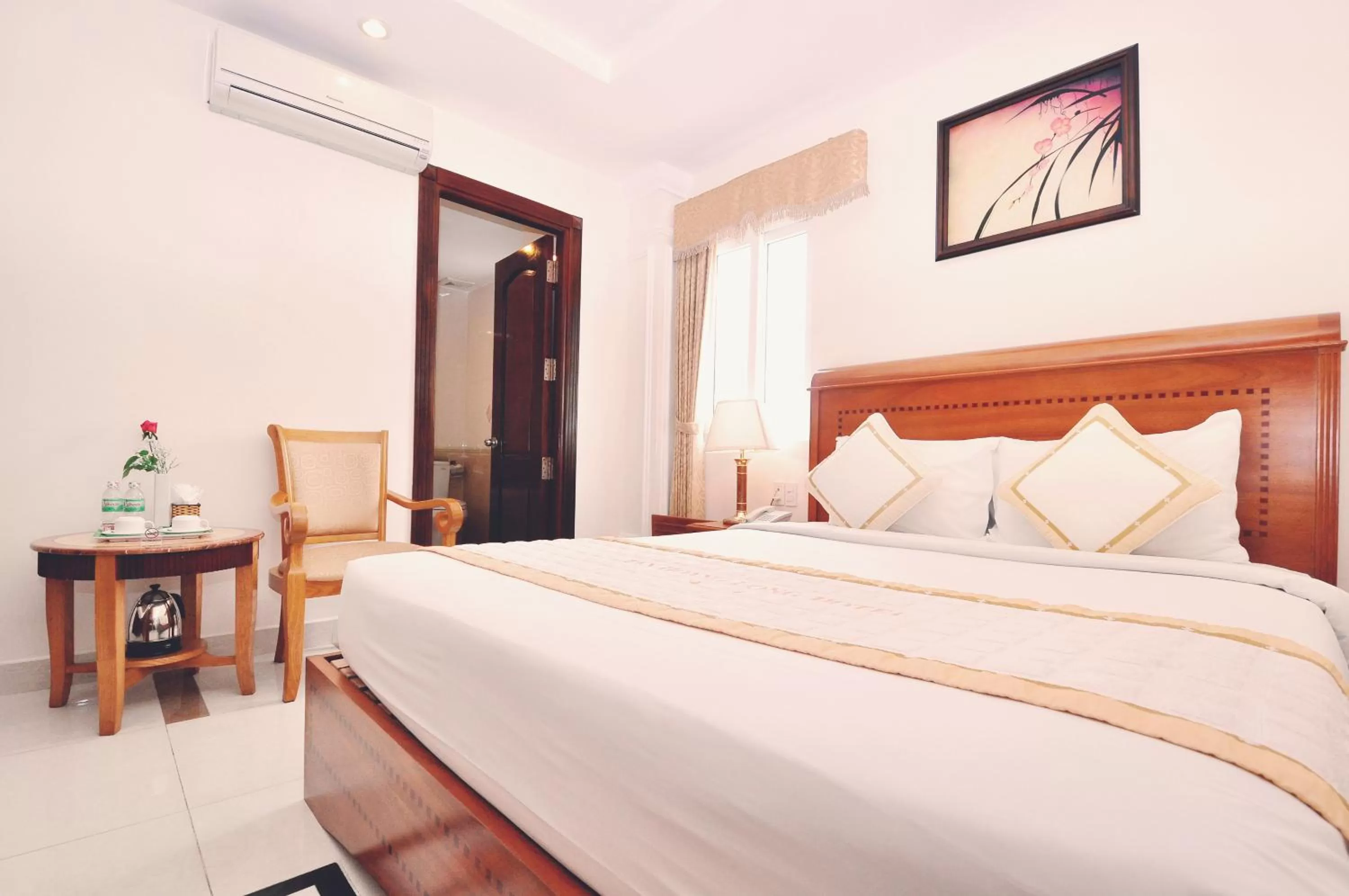 Shower, Bed in Tan Hoang Long Hotel