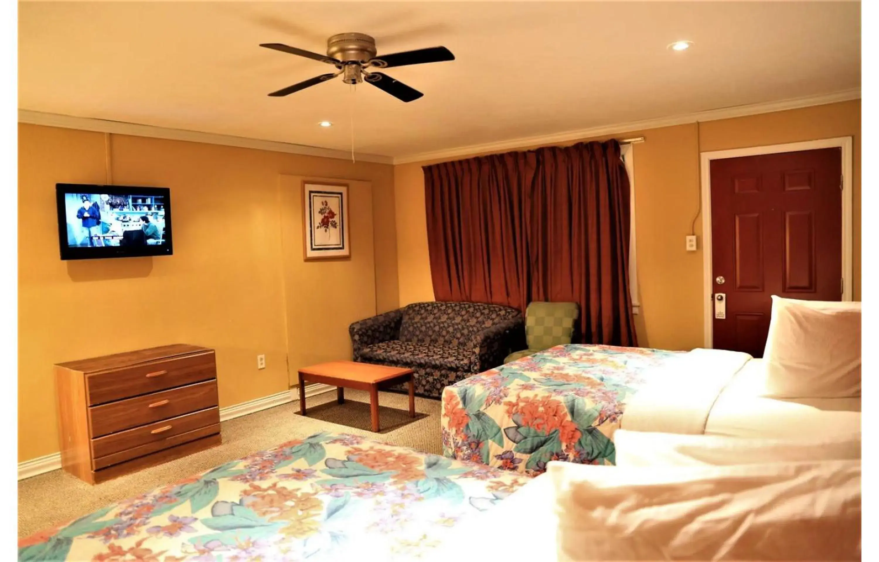 Bedroom, TV/Entertainment Center in OYO Hotel Beeville - US 181