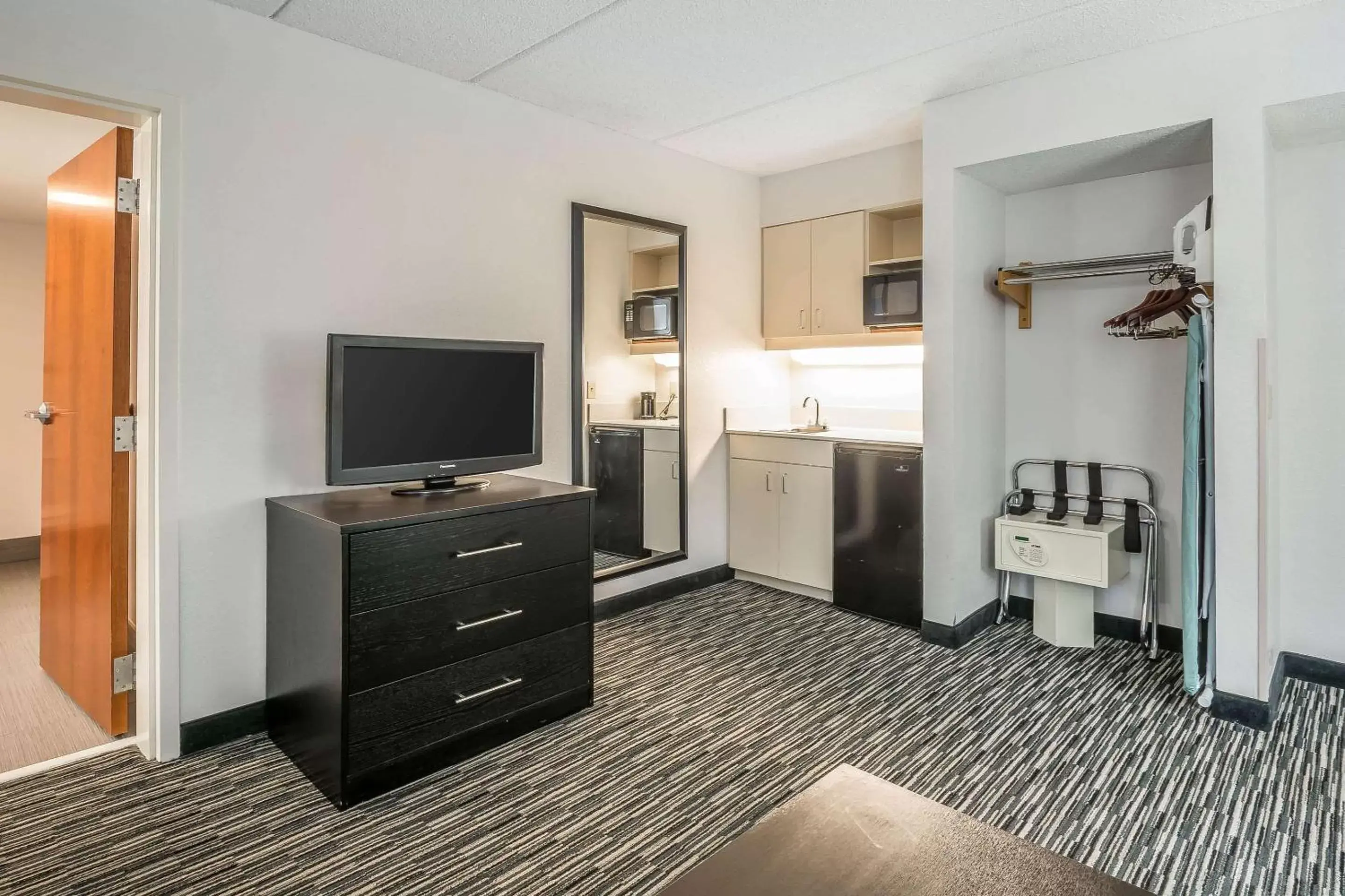 Photo of the whole room, TV/Entertainment Center in Comfort Inn University Gainesville